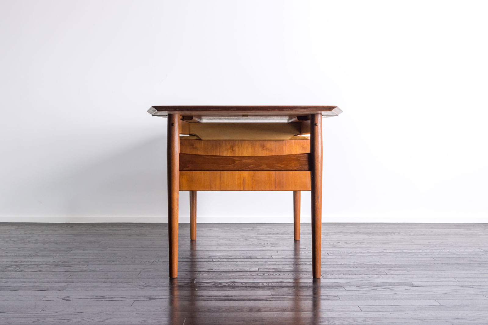 Model51A Writing Desk by Arne Vodder