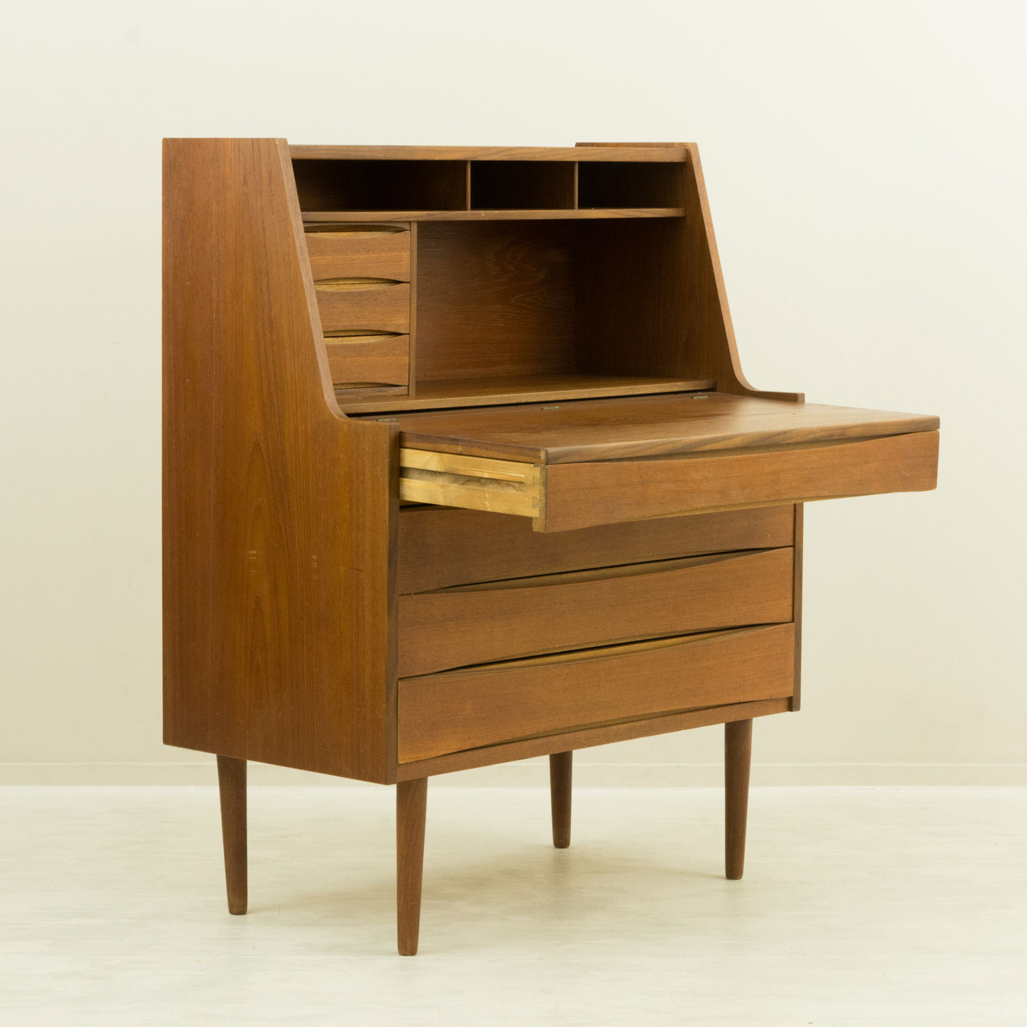 �饤�ƥ��󥰥ӥ塼���� 1960ǯ�� �ǥ�ޡ��� �������� ��Danish Vintage Teak Writing Bureau with Mirror & Drawers���̲�������ơ�������Ǽ˭�١��ǥ����դ���