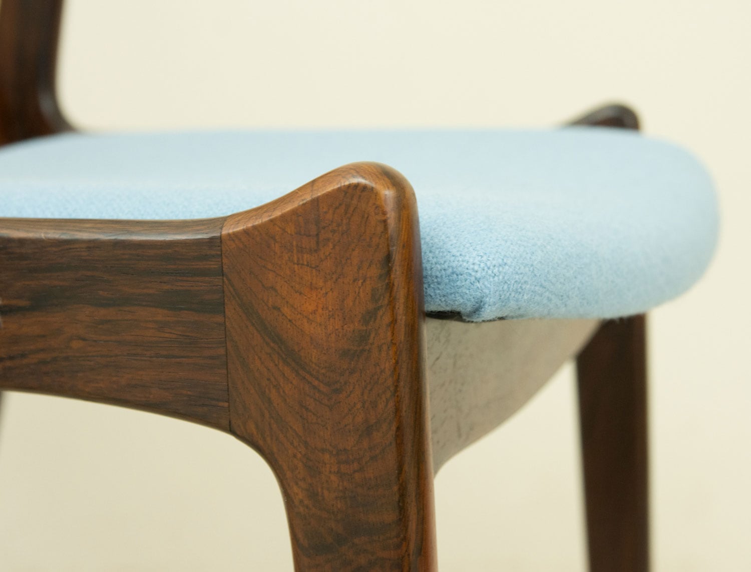 北欧ビンテージ家具　ダイニングチェア　ローズウッド　レザー貼り　イギリス Dining Chair 4脚set ローズウッド 北欧家具 通販 CLOVERSKY