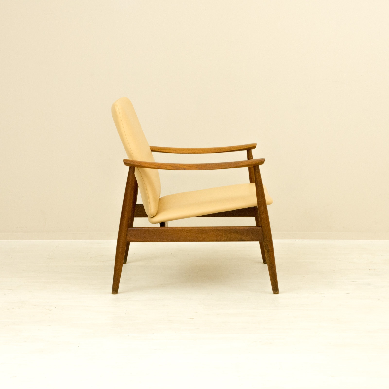FD138 Easy Chair by Finn Juhl チーク レザー 北欧家具 通販