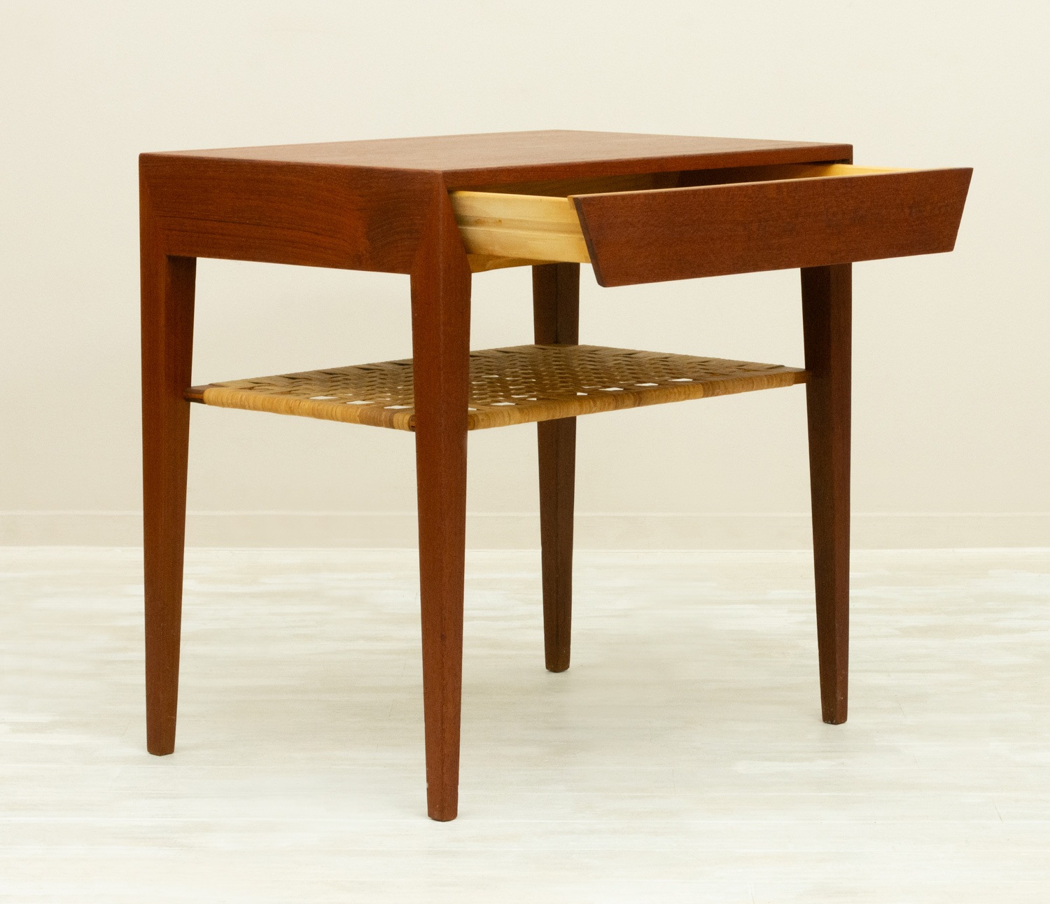 Small Table by Severin Hansen Jr(���֥�󡦥ϥ󥻥�)