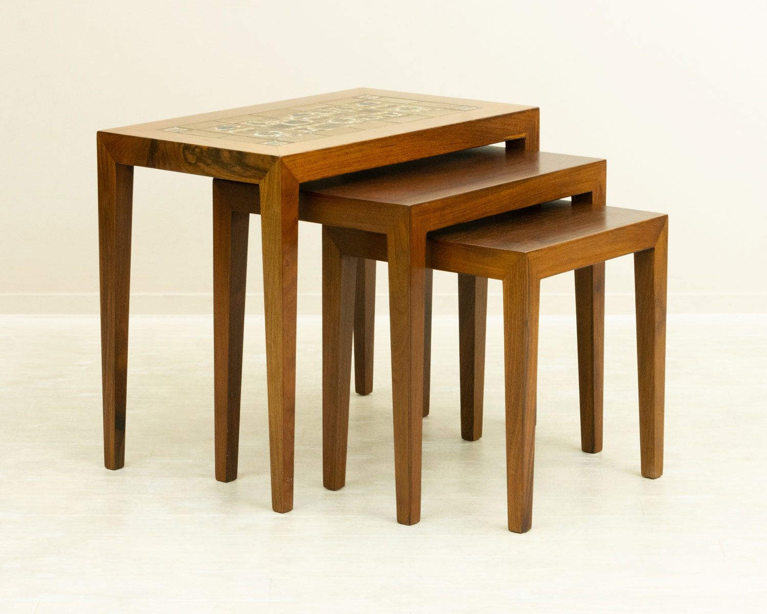 Severin Hansen Jr(���֥�󡦥ϥ󥻥�) with Royal Copenhagen BACA Tile top Nesting Table �̲�������ơ����ơ��֥롡�ͥ��ȥơ��֥� ���������å�