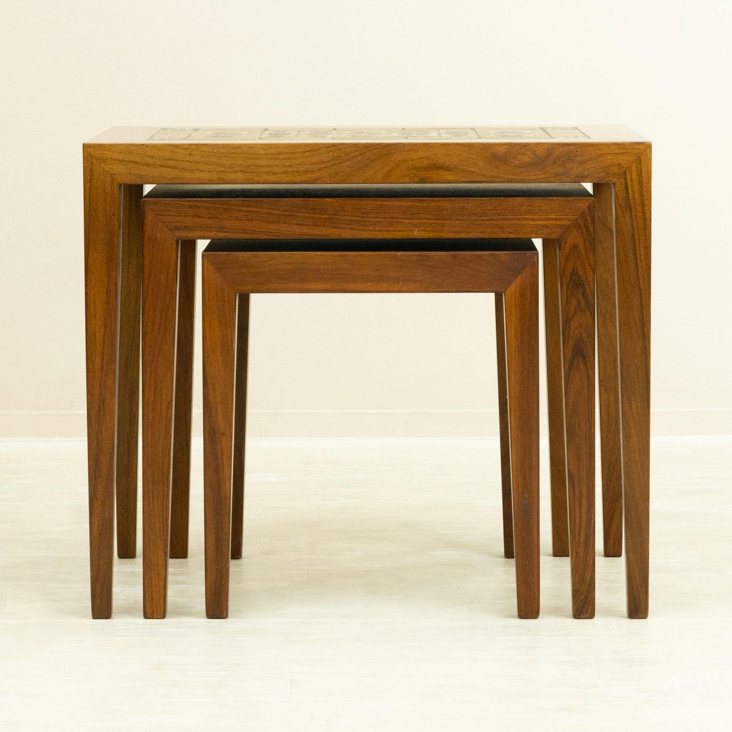 Severin Hansen Jr(���֥�󡦥ϥ󥻥�) with Royal Copenhagen BACA Tile top Nesting Table �̲�������ơ����ơ��֥롡�ͥ��ȥơ��֥� ���������å�