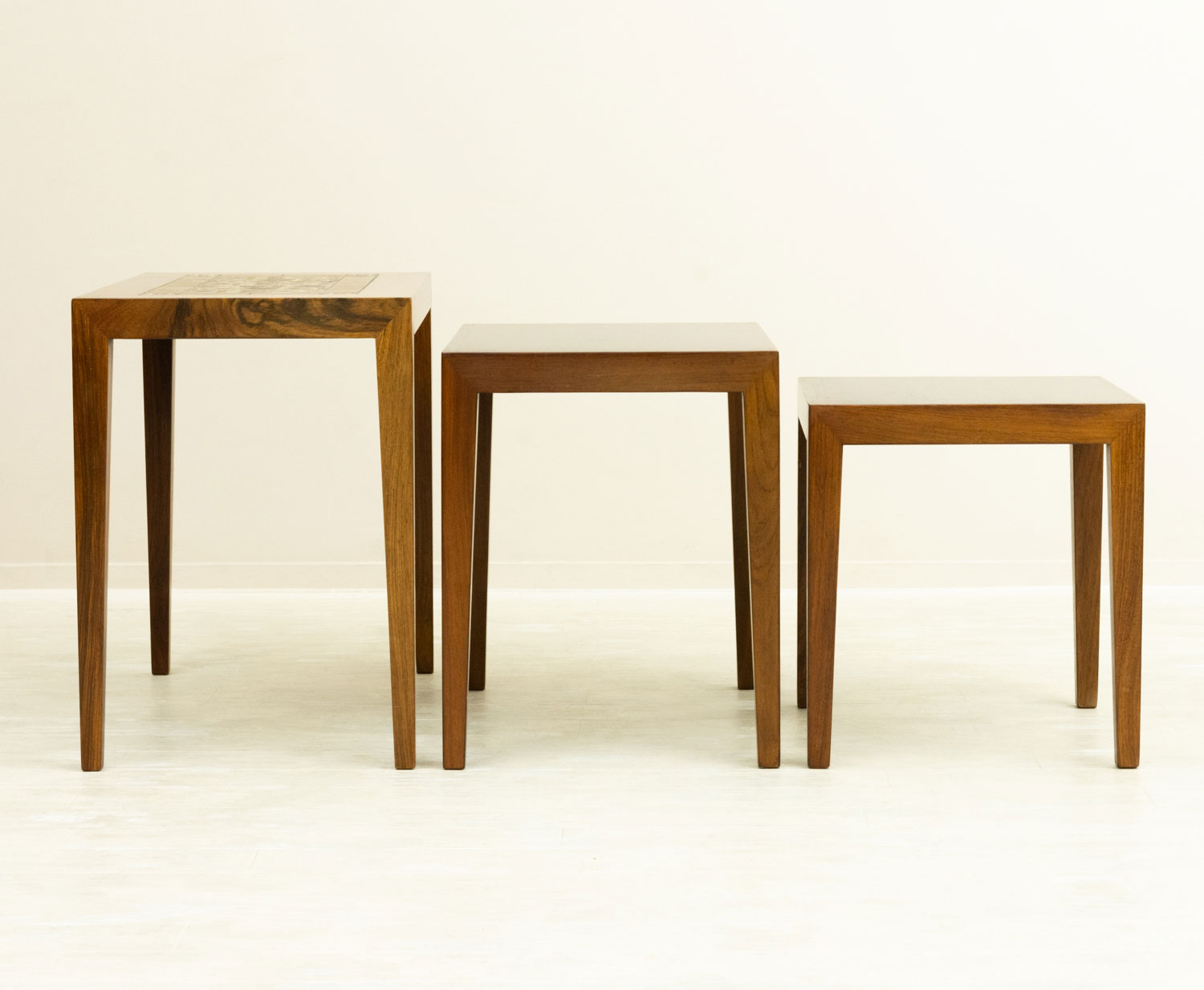 Severin Hansen Jr(���֥�󡦥ϥ󥻥�) with Royal Copenhagen BACA Tile top Nesting Table �̲�������ơ����ơ��֥롡�ͥ��ȥơ��֥� ���������å�