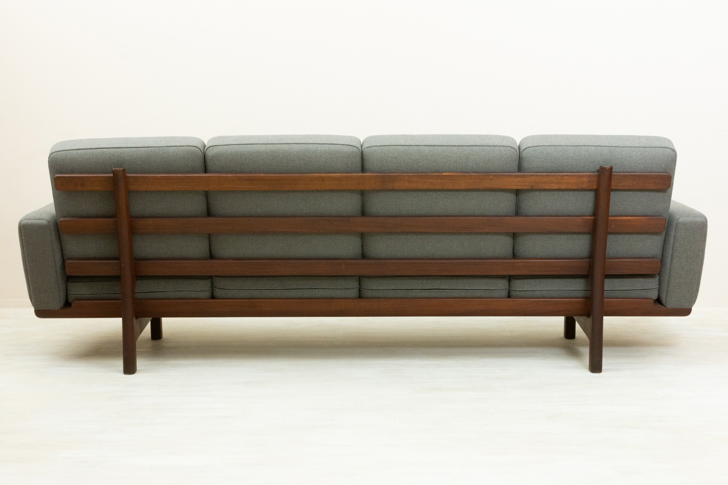Hans J. Wegner�ʥϥ󥹡�J���������ʡ��� Teak GE235 4 Seater Sofa �̲�������ơ������ե� | 1960ǯ�塦�������ࡦ���ͳݤ����ե�