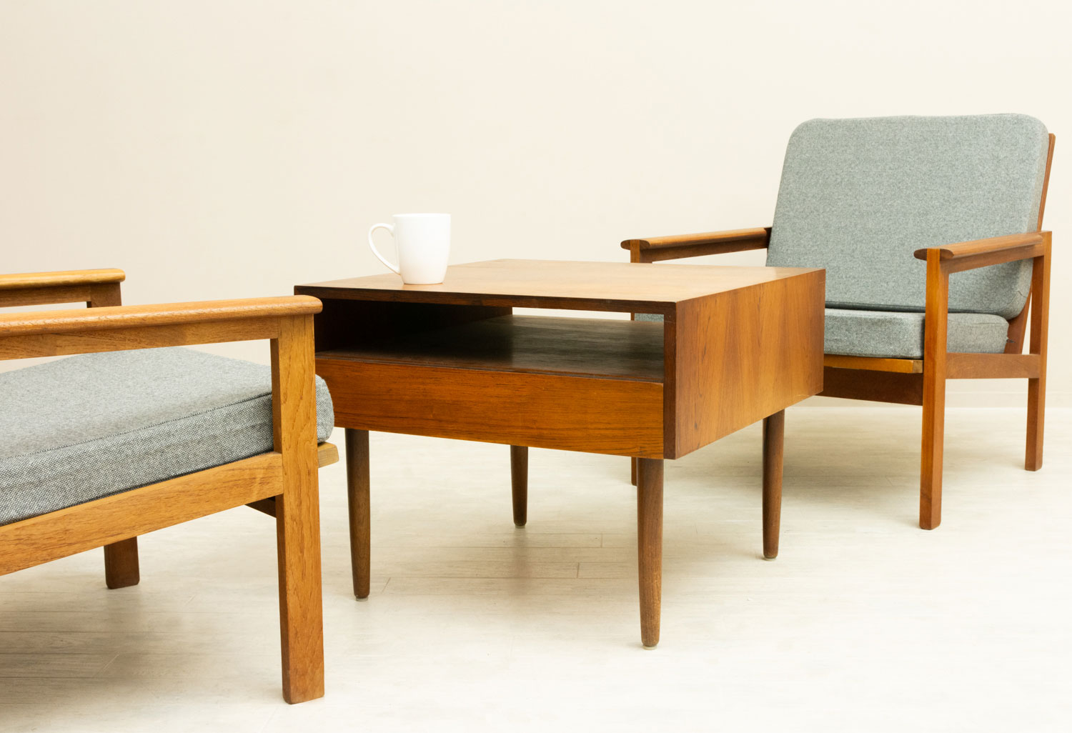 �ǥ�ޡ��� ���������å� �����Ф��դ������ҡ��ơ��֥��Square Coffee Table with Drawer in Rosewood from Denmark���̲�������ơ��������ڤ��դ���Ǽ��