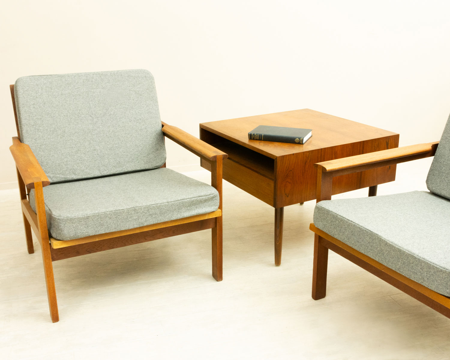 �ǥ�ޡ��� ���������å� �����Ф��դ������ҡ��ơ��֥��Square Coffee Table with Drawer in Rosewood from Denmark���̲�������ơ��������ڤ��դ���Ǽ��