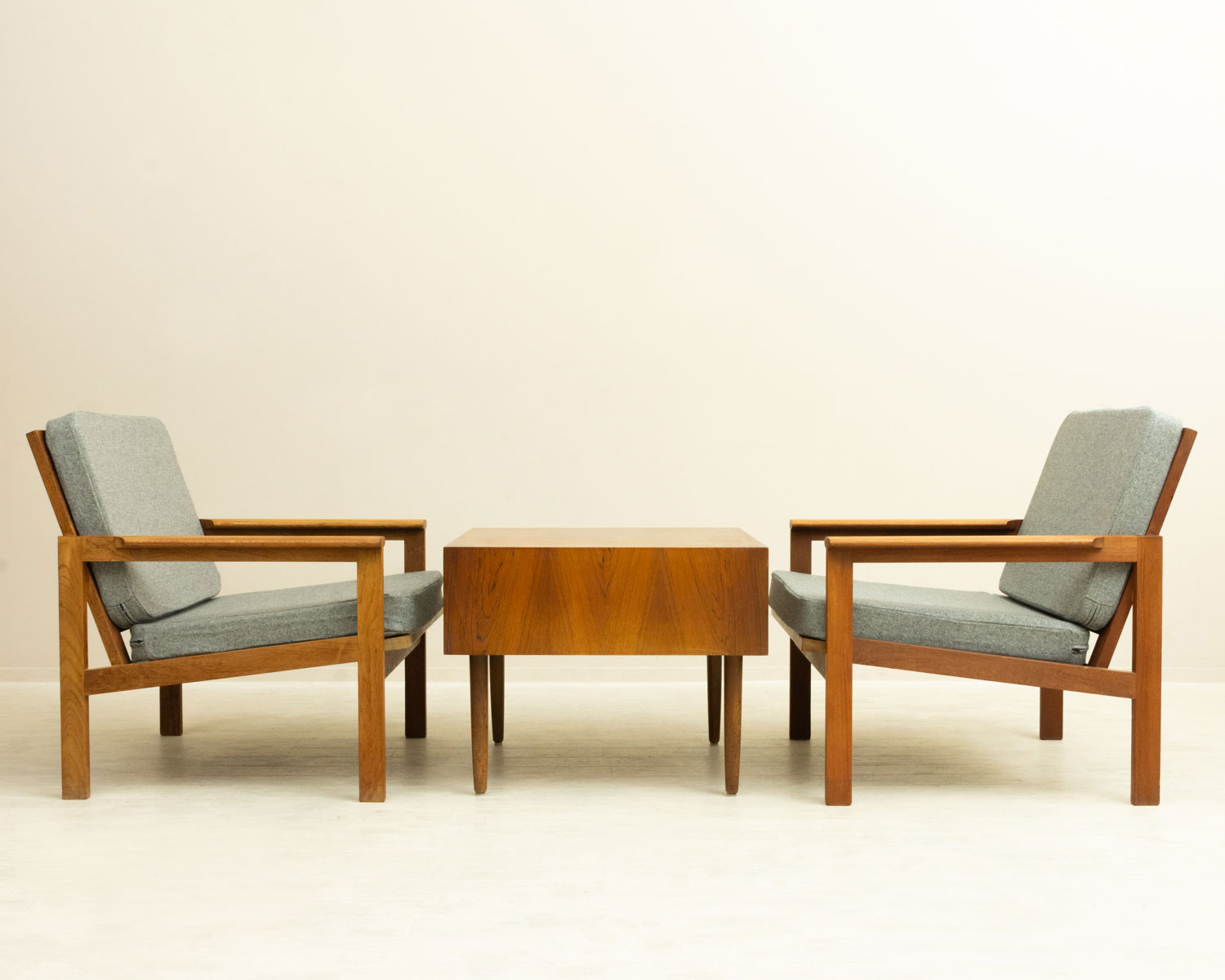 �ǥ�ޡ��� ���������å� �����Ф��դ������ҡ��ơ��֥��Square Coffee Table with Drawer in Rosewood from Denmark���̲�������ơ��������ڤ��դ���Ǽ��