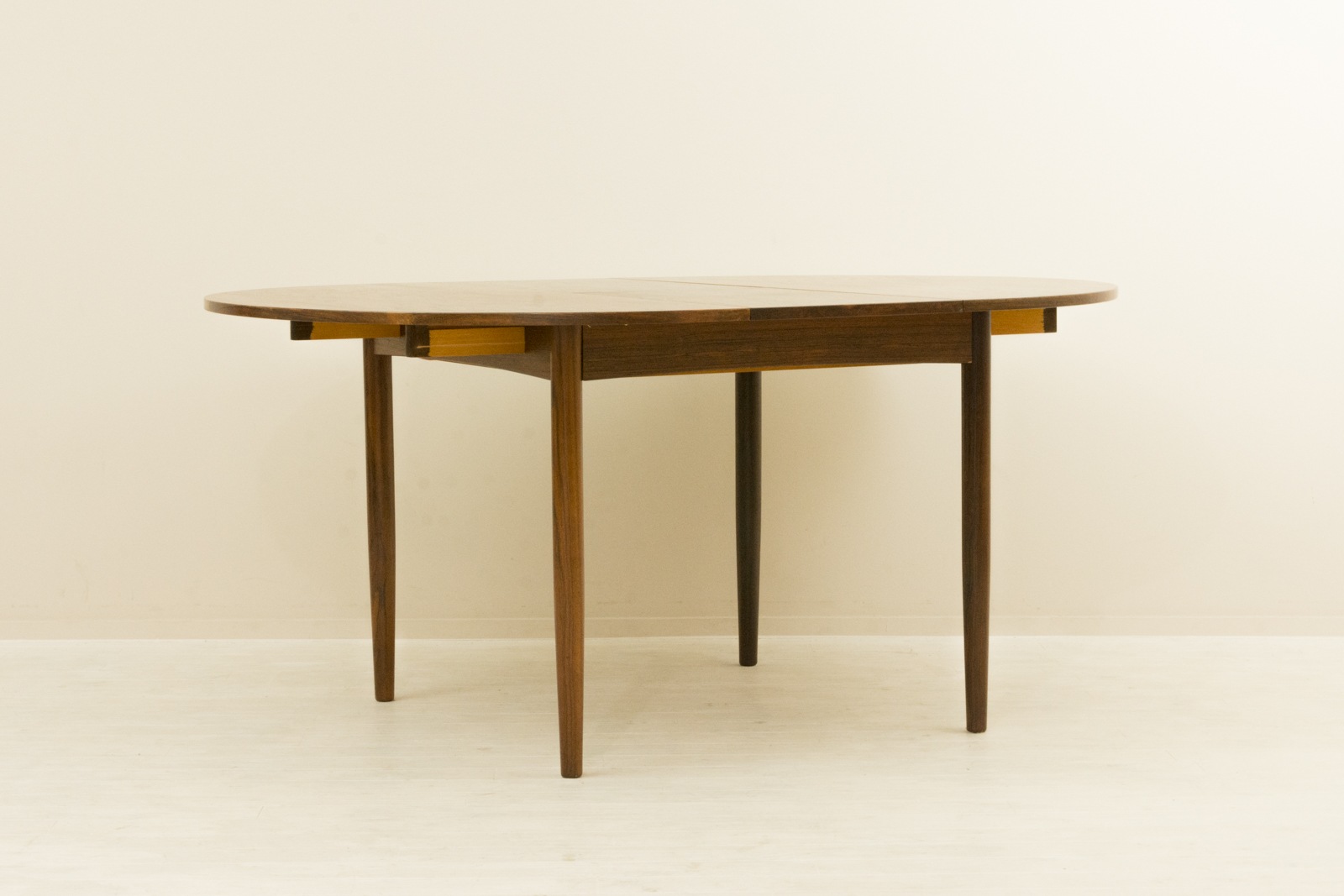 ビンテージ　ラウンドテーブル　ローズウッド材　81x81 Rosewood round dining table H.S.Mobler / ローズウッド