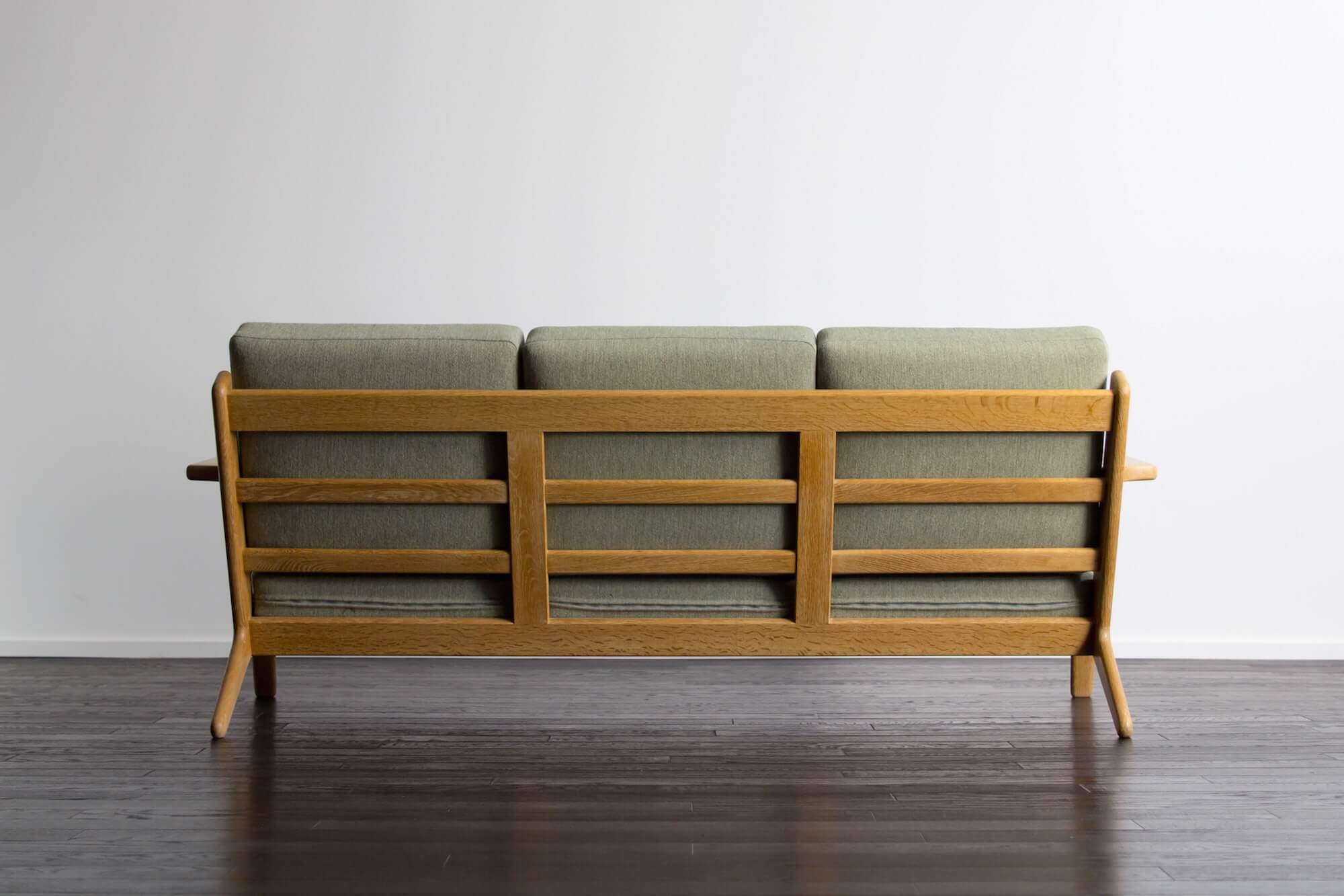 GE290 3seaters sofa by Hans J Wegner