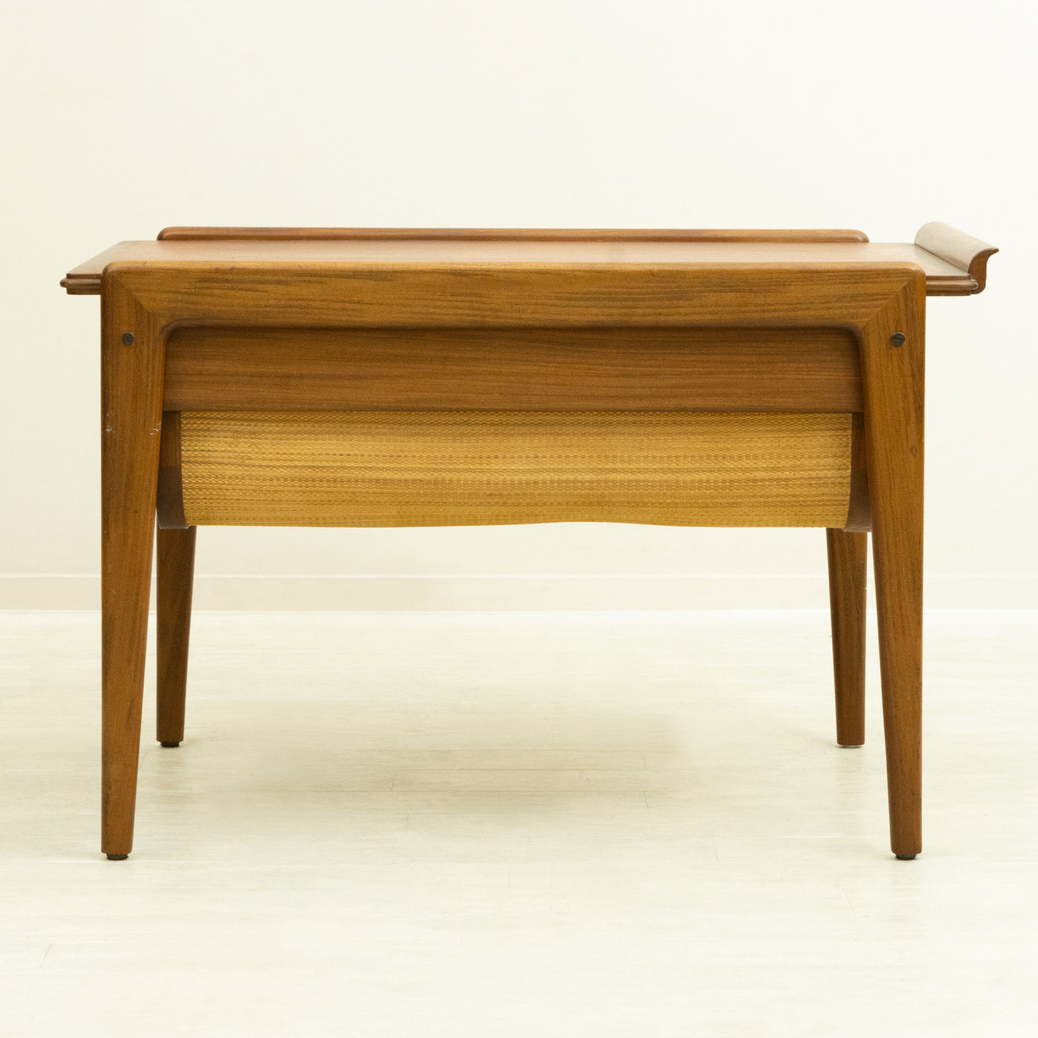 �ǥ�ޡ��� �������� ���⡼��ơ��֥��Small Teak Table with Removable Top & Storage from Denmark�ʻ��ڤ��դ���Ǽ���̲�������ơ�����