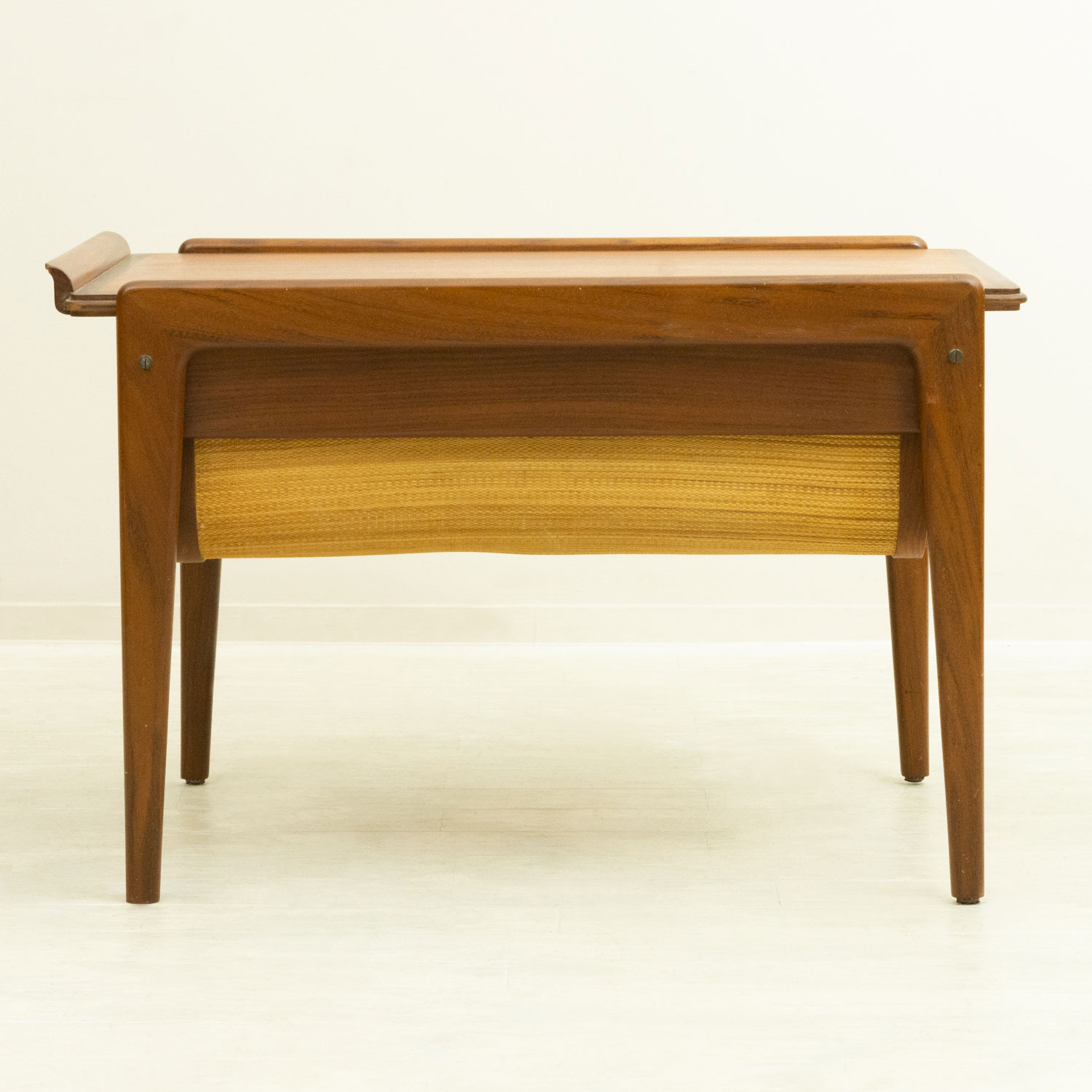 �ǥ�ޡ��� �������� ���⡼��ơ��֥��Small Teak Table with Removable Top & Storage from Denmark�ʻ��ڤ��դ���Ǽ���̲�������ơ�����