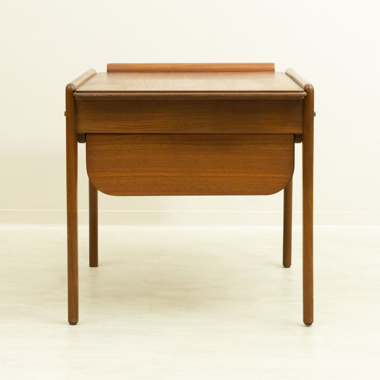 �ǥ�ޡ��� �������� ���⡼��ơ��֥��Small Teak Table with Removable Top & Storage from Denmark�ʻ��ڤ��դ���Ǽ���̲�������ơ�����