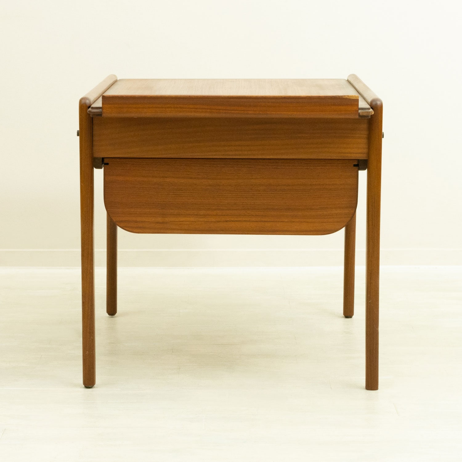 �ǥ�ޡ��� �������� ���⡼��ơ��֥��Small Teak Table with Removable Top & Storage from Denmark�ʻ��ڤ��դ���Ǽ���̲�������ơ�����