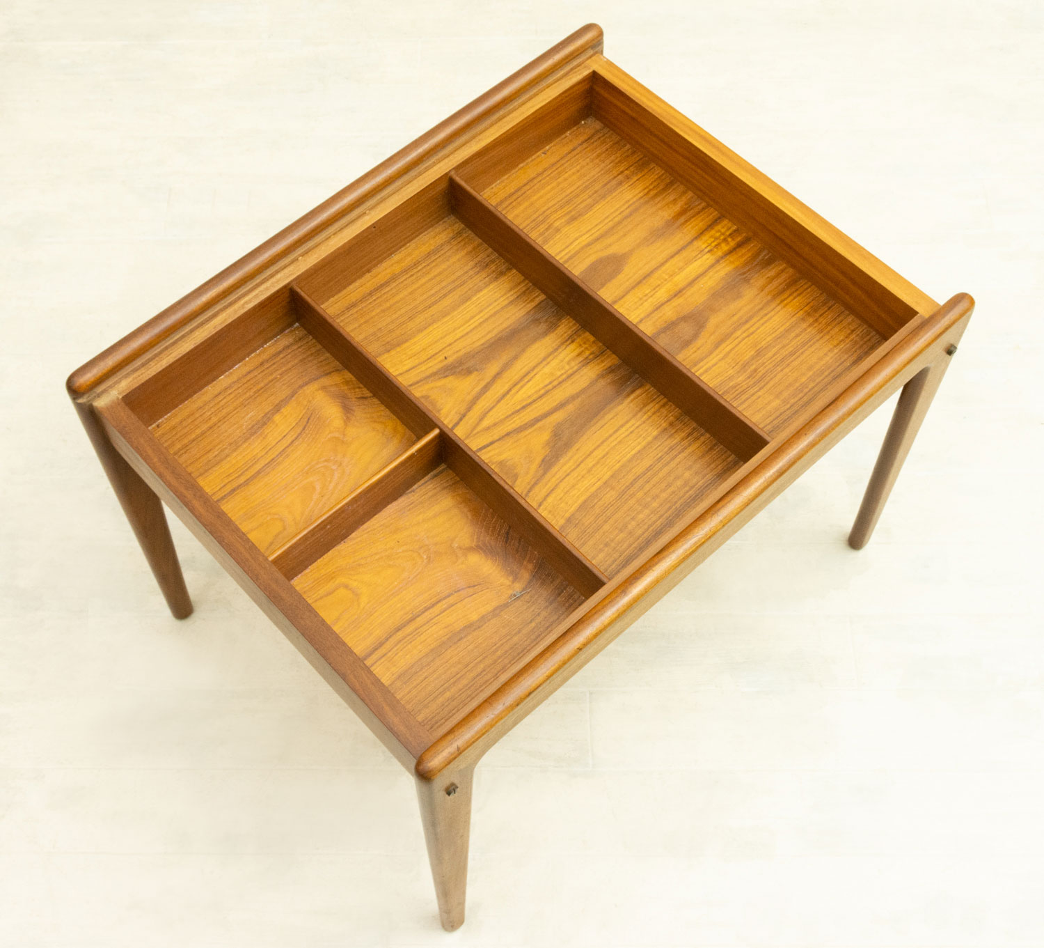 �ǥ�ޡ��� �������� ���⡼��ơ��֥��Small Teak Table with Removable Top & Storage from Denmark�ʻ��ڤ��դ���Ǽ���̲�������ơ�����