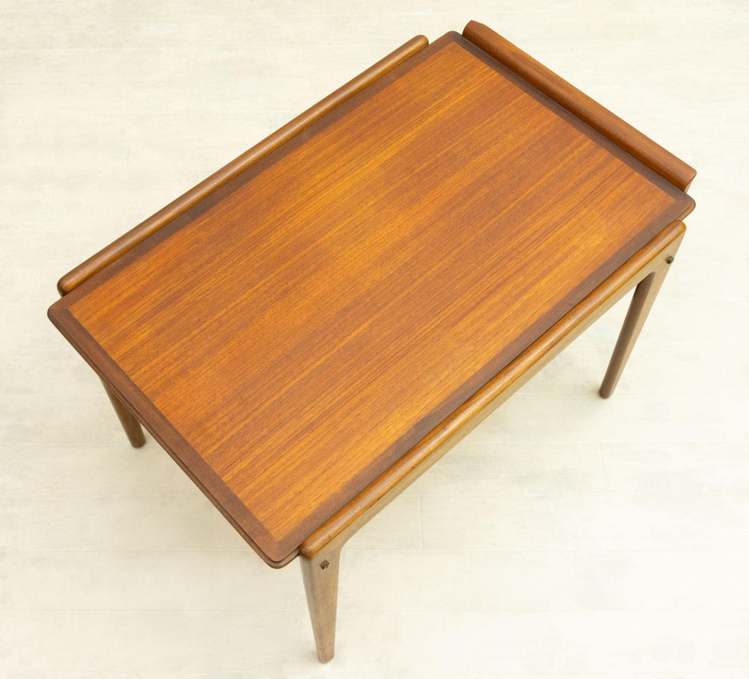 �ǥ�ޡ��� �������� ���⡼��ơ��֥��Small Teak Table with Removable Top & Storage from Denmark�ʻ��ڤ��դ���Ǽ���̲�������ơ�����