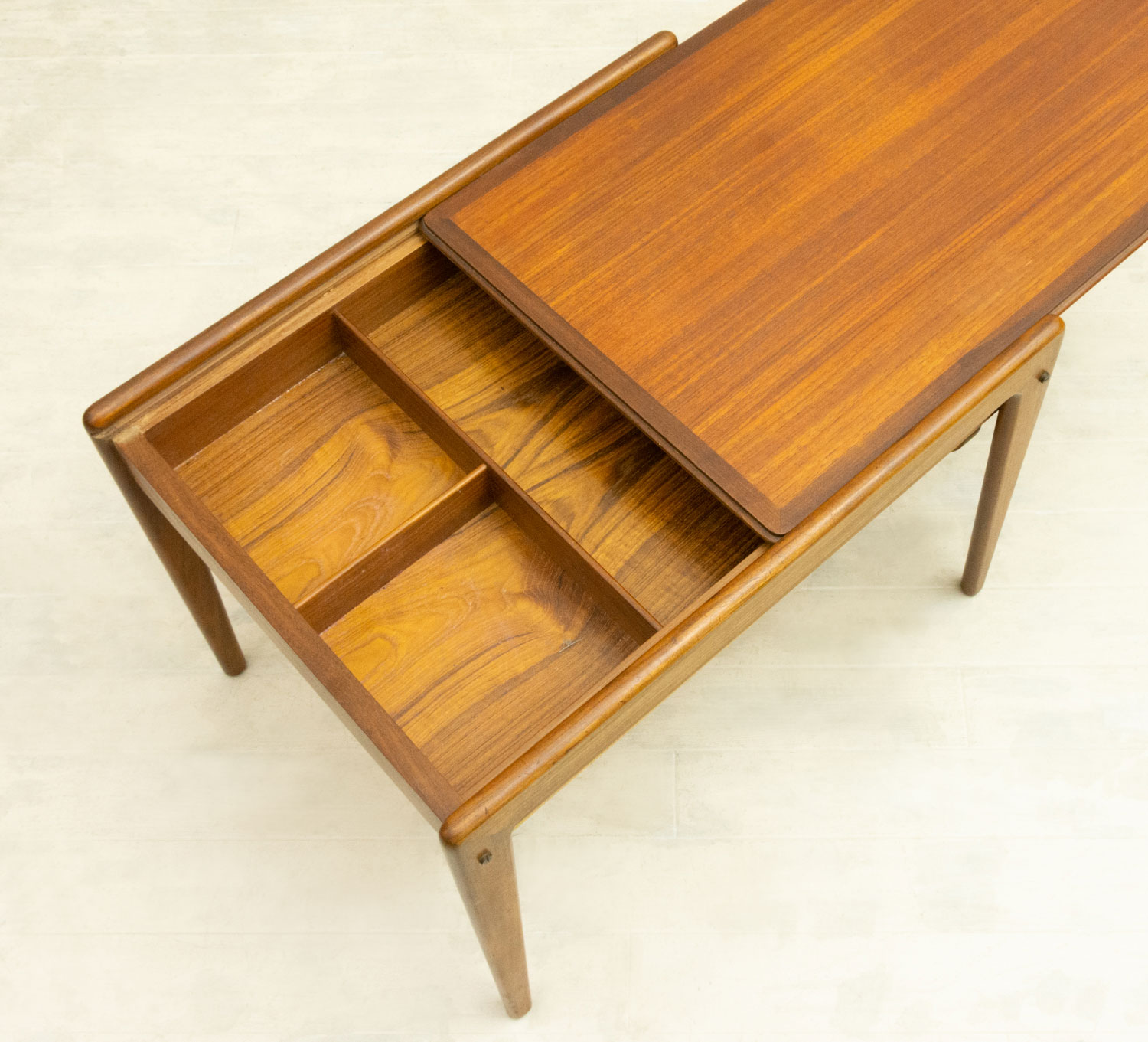 �ǥ�ޡ��� �������� ���⡼��ơ��֥��Small Teak Table with Removable Top & Storage from Denmark�ʻ��ڤ��դ���Ǽ���̲�������ơ�����