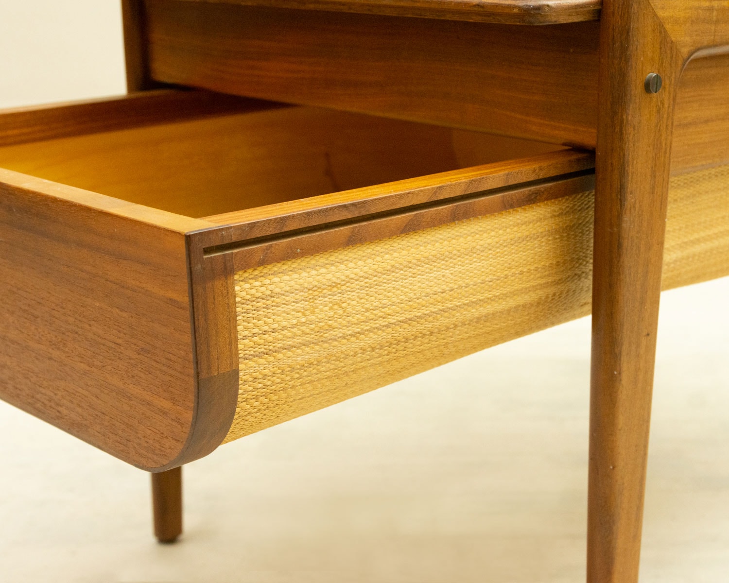 �ǥ�ޡ��� �������� ���⡼��ơ��֥��Small Teak Table with Removable Top & Storage from Denmark�ʻ��ڤ��դ���Ǽ���̲�������ơ�����