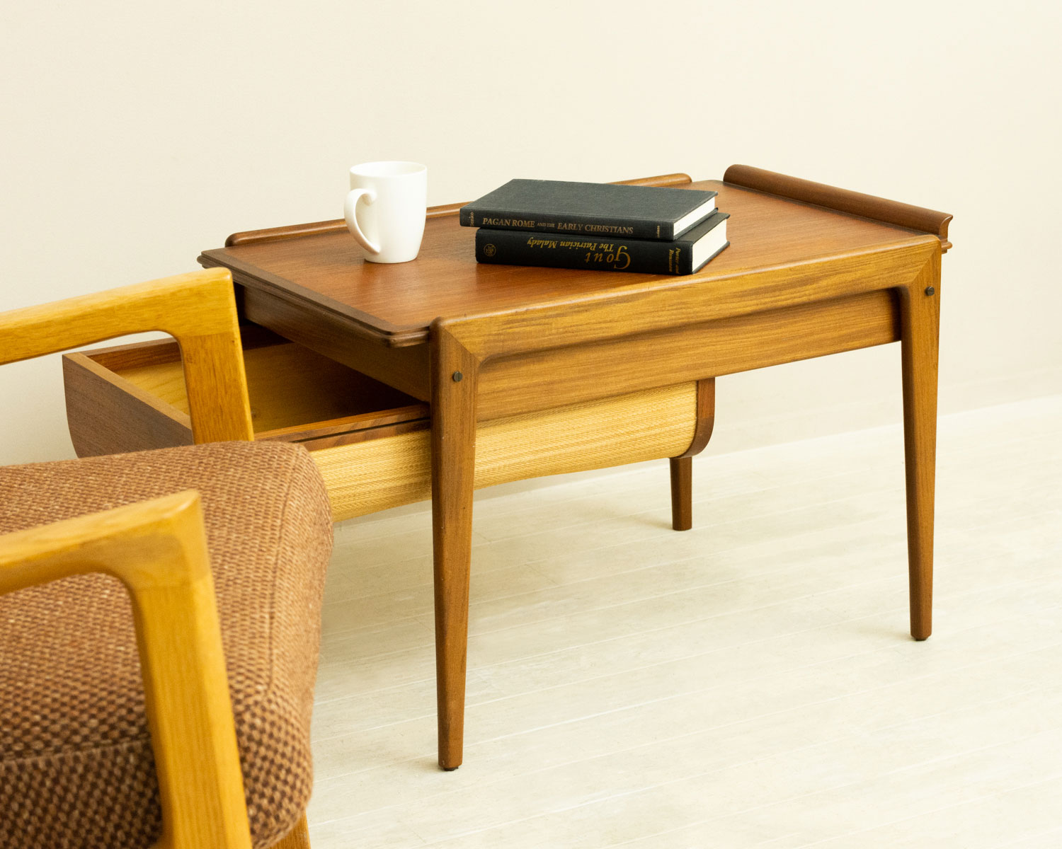 �ǥ�ޡ��� �������� ���⡼��ơ��֥��Small Teak Table with Removable Top & Storage from Denmark�ʻ��ڤ��դ���Ǽ���̲�������ơ�����