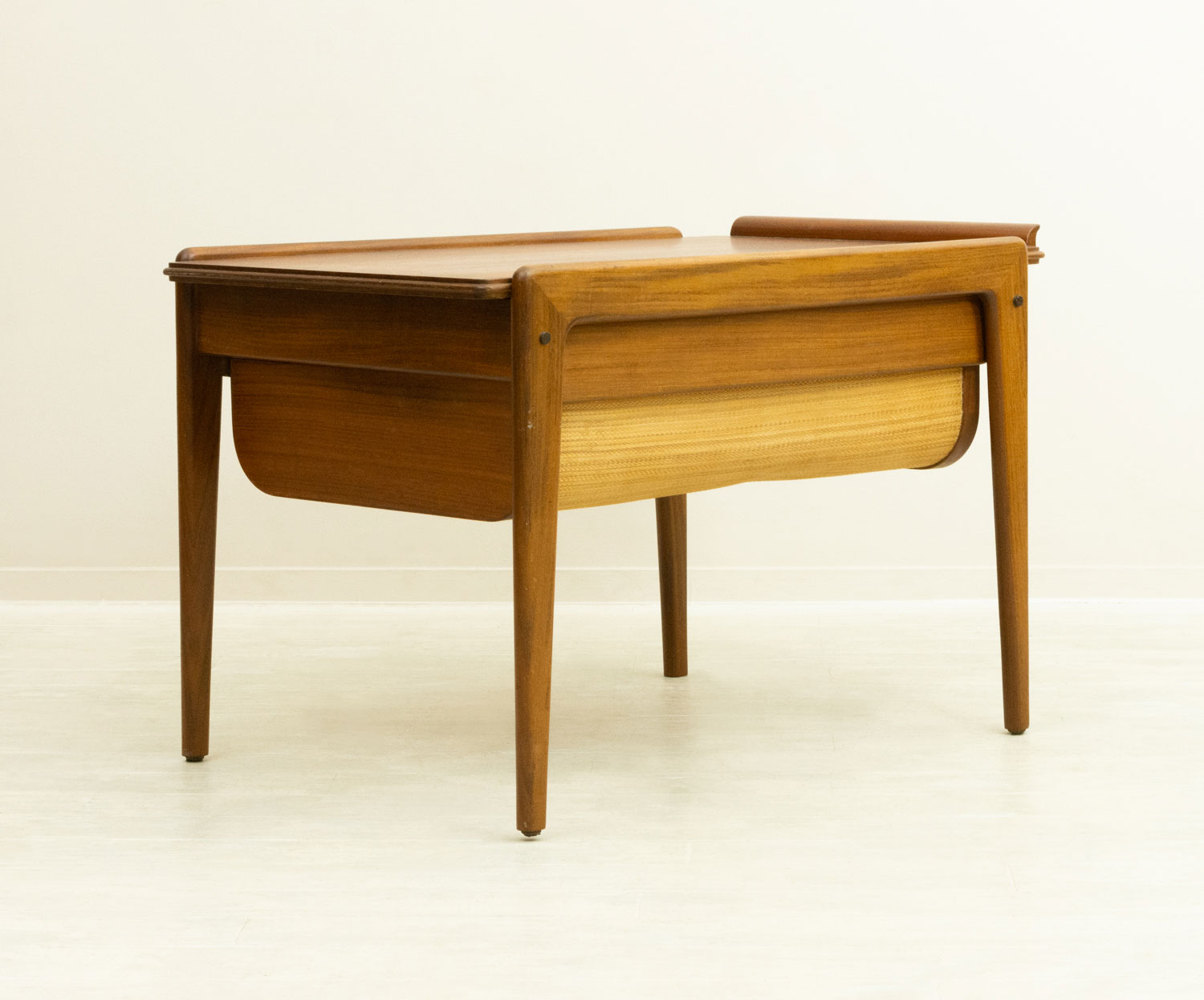 �ǥ�ޡ��� �������� ���⡼��ơ��֥��Small Teak Table with Removable Top & Storage from Denmark�ʻ��ڤ��դ���Ǽ���̲�������ơ�����