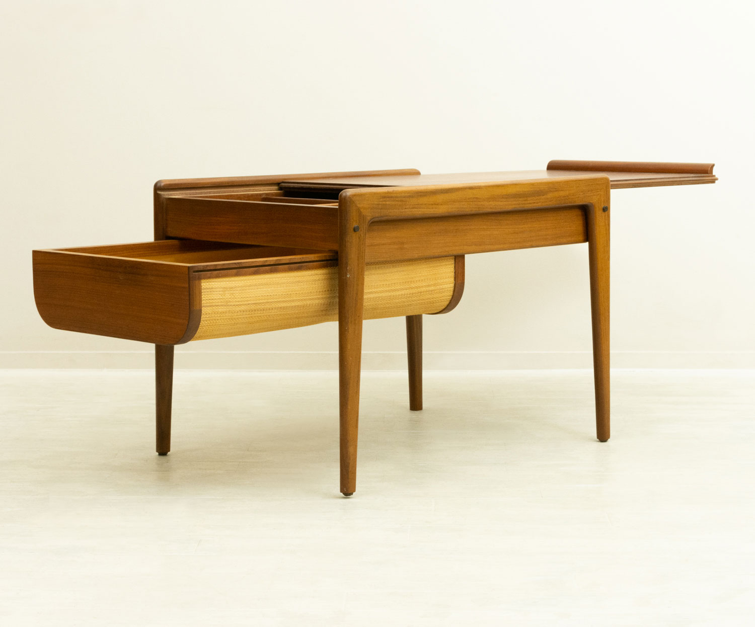 �ǥ�ޡ��� �������� ���⡼��ơ��֥��Small Teak Table with Removable Top & Storage from Denmark�ʻ��ڤ��դ���Ǽ���̲�������ơ�����