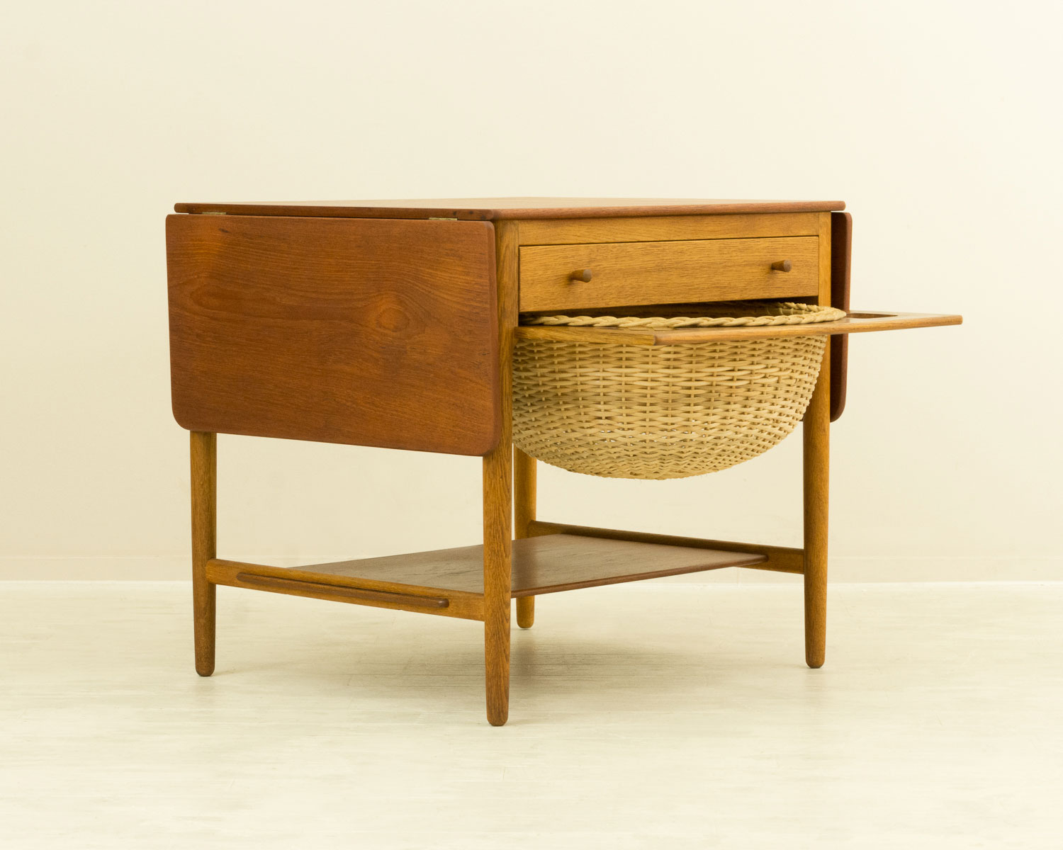 AT33 Sewing Table by Hans.J.Wegner (Teak Oak)