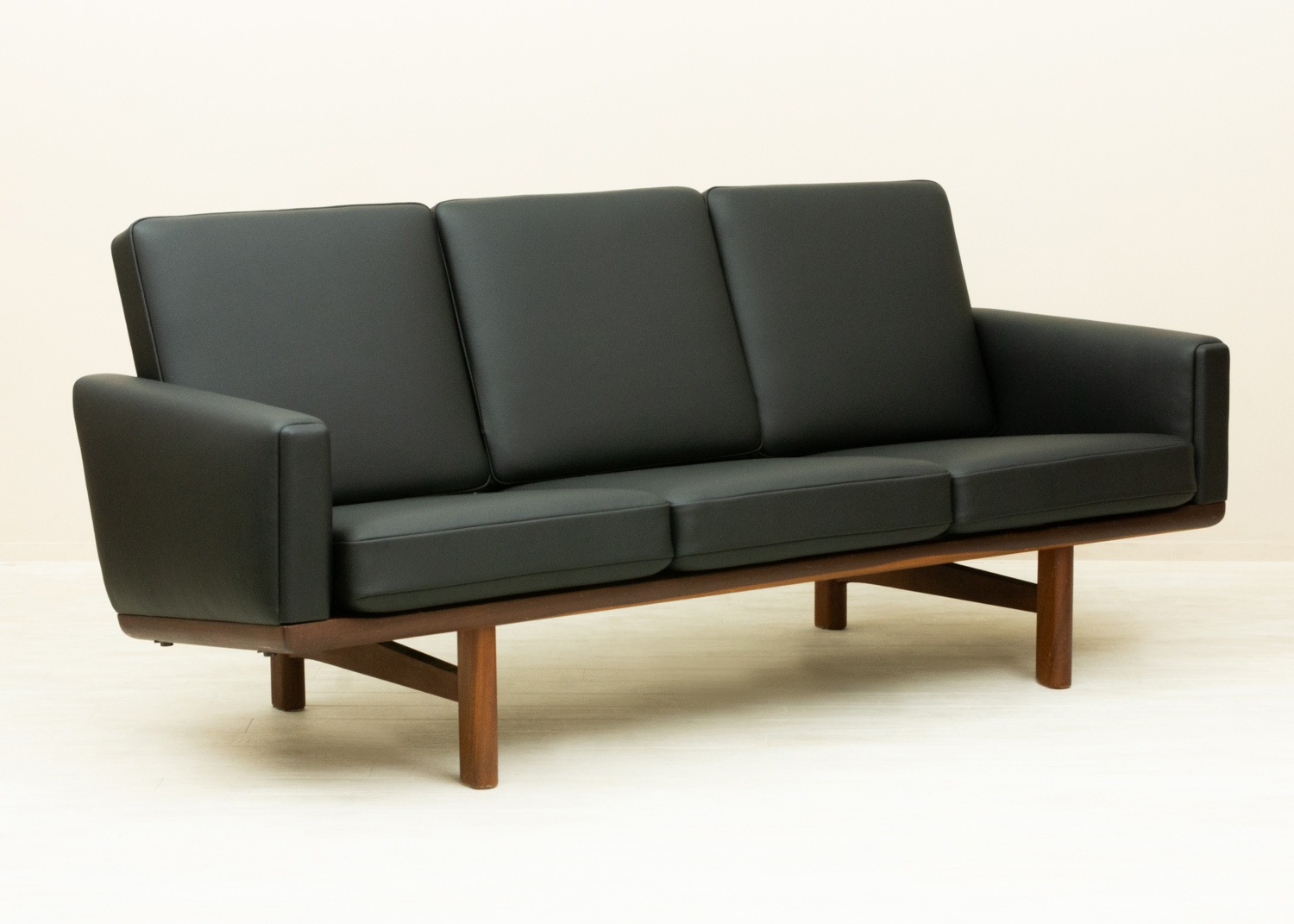 Hans J. Wegner�ʥϥ󥹡�J���������ʡ��� GE235 Teak 3 Seater Sofa �̲�������ơ������ե� | 1950ǯ�塦�������ࡦ�����ޡ����ͳݤ�