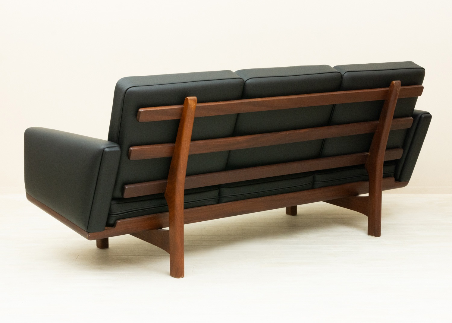 Hans J. Wegner�ʥϥ󥹡�J���������ʡ��� GE235 Teak 3 Seater Sofa �̲�������ơ������ե� | 1950ǯ�塦�������ࡦ�����ޡ����ͳݤ�