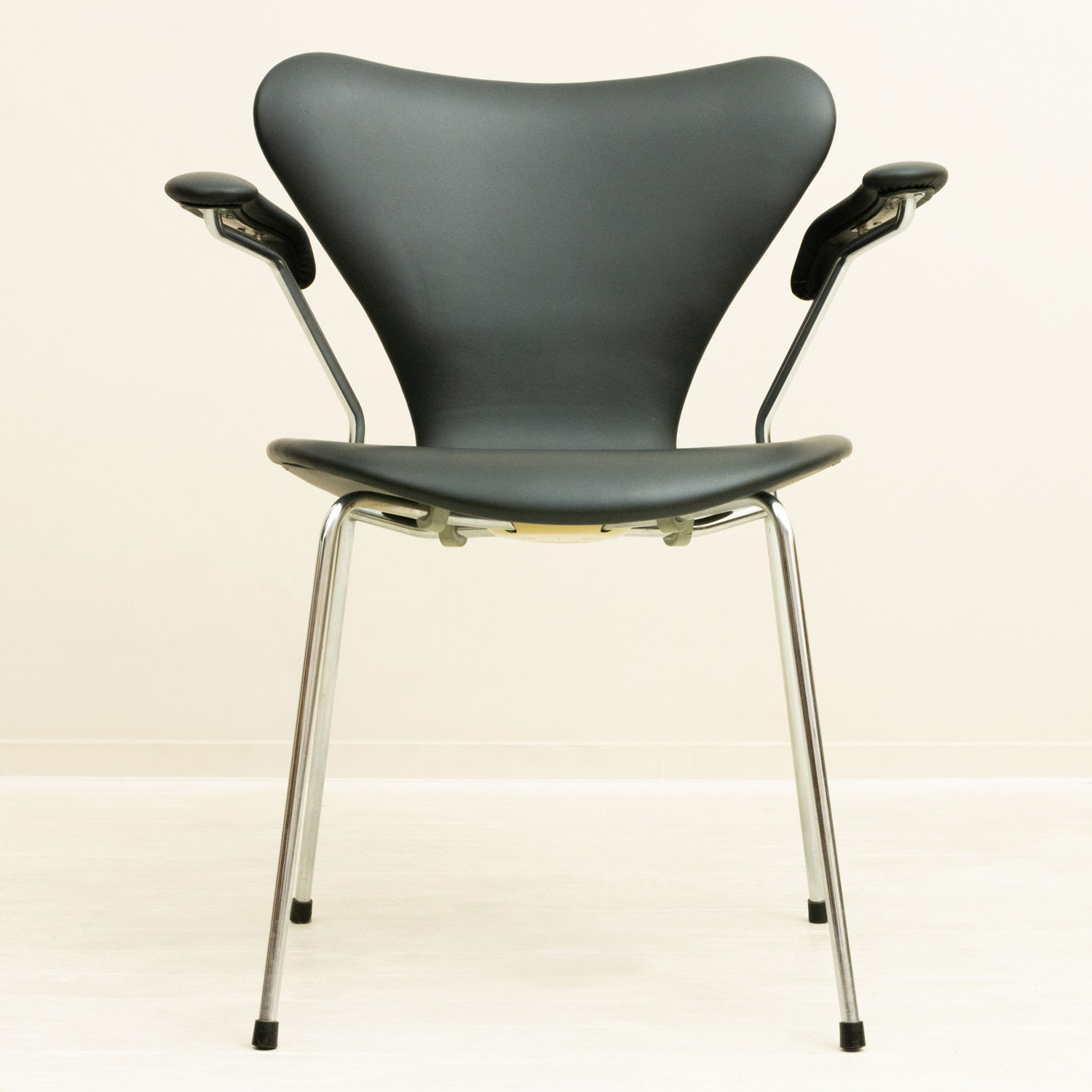 ��2�ӥ��åȡ� Arne Jacobsen (����͡��䥳�֥���) FH3207 Seven chair �̲�������ơ��� | ������