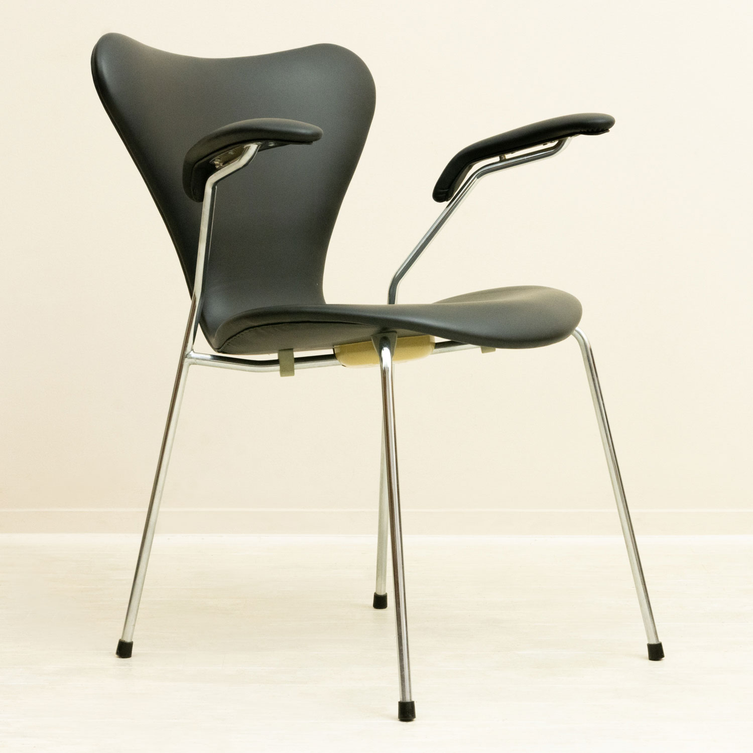 ��2�ӥ��åȡ� Arne Jacobsen (����͡��䥳�֥���) FH3207 Seven chair �̲�������ơ��� | ������