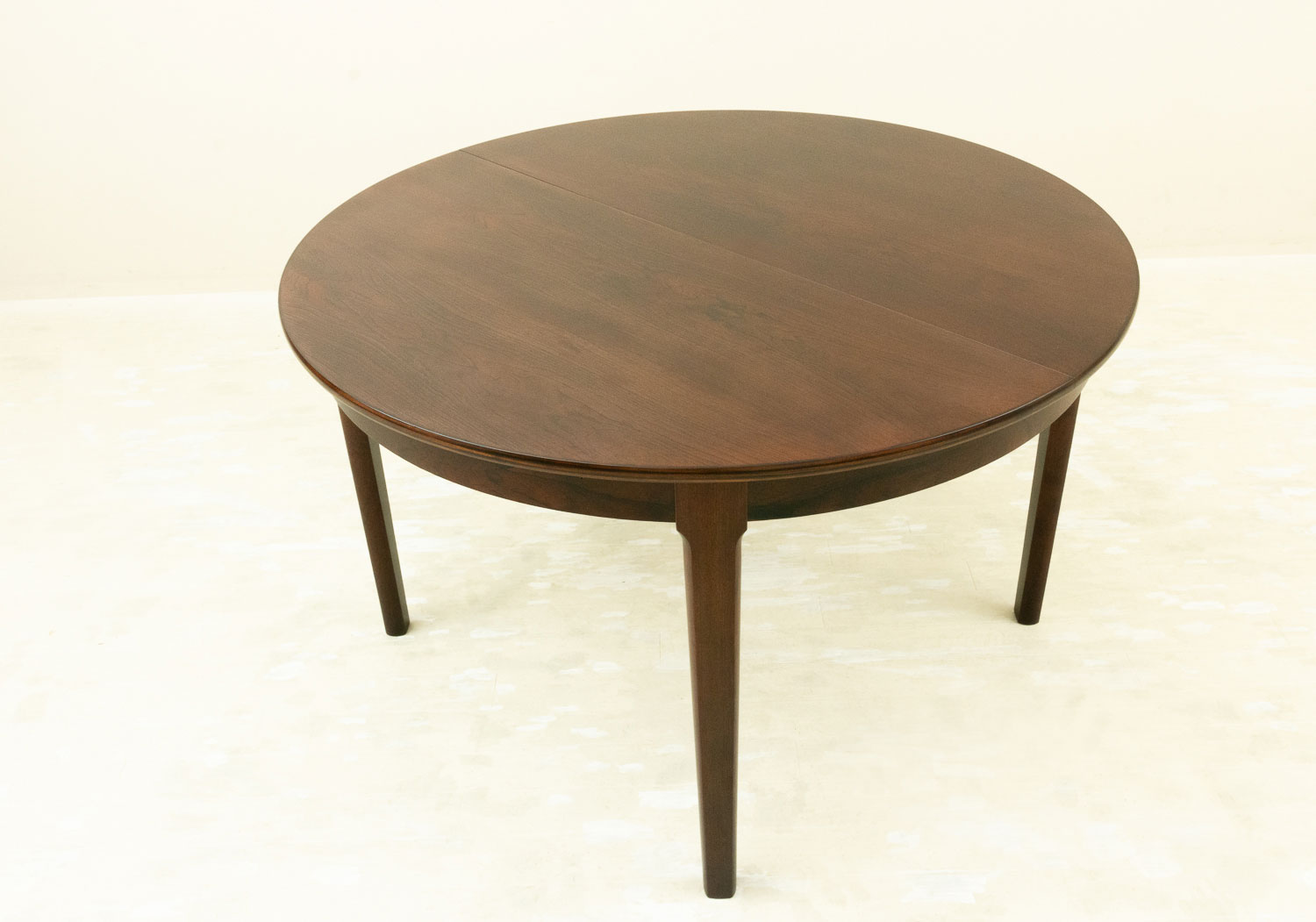 Extension Rosewood Round Table