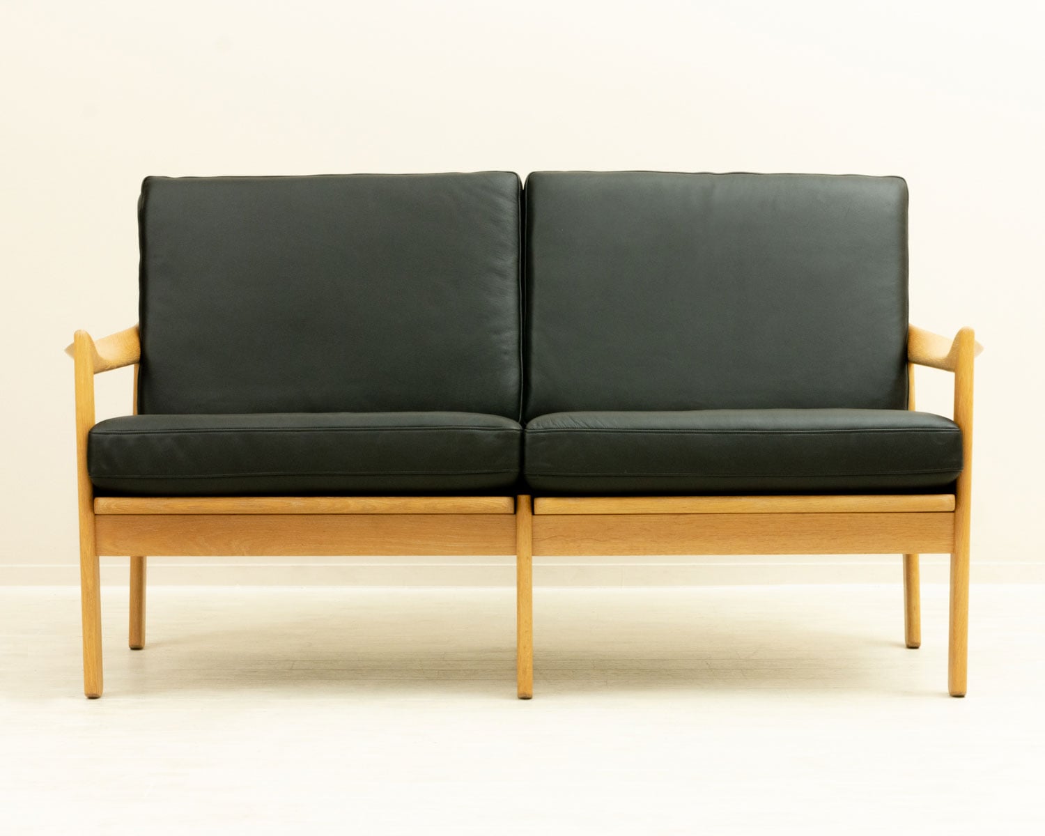 Illum Wikkelso 北欧ヴィンテージ家具 ソファ 60年代 チーク材 2seater Sofa Illum Wikkelso オーク 北欧家具 通販 CLOVERSKY