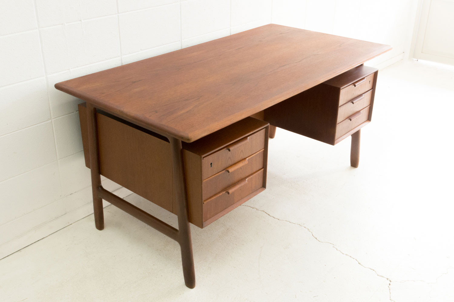 Model.75 Desk by Omann Jun