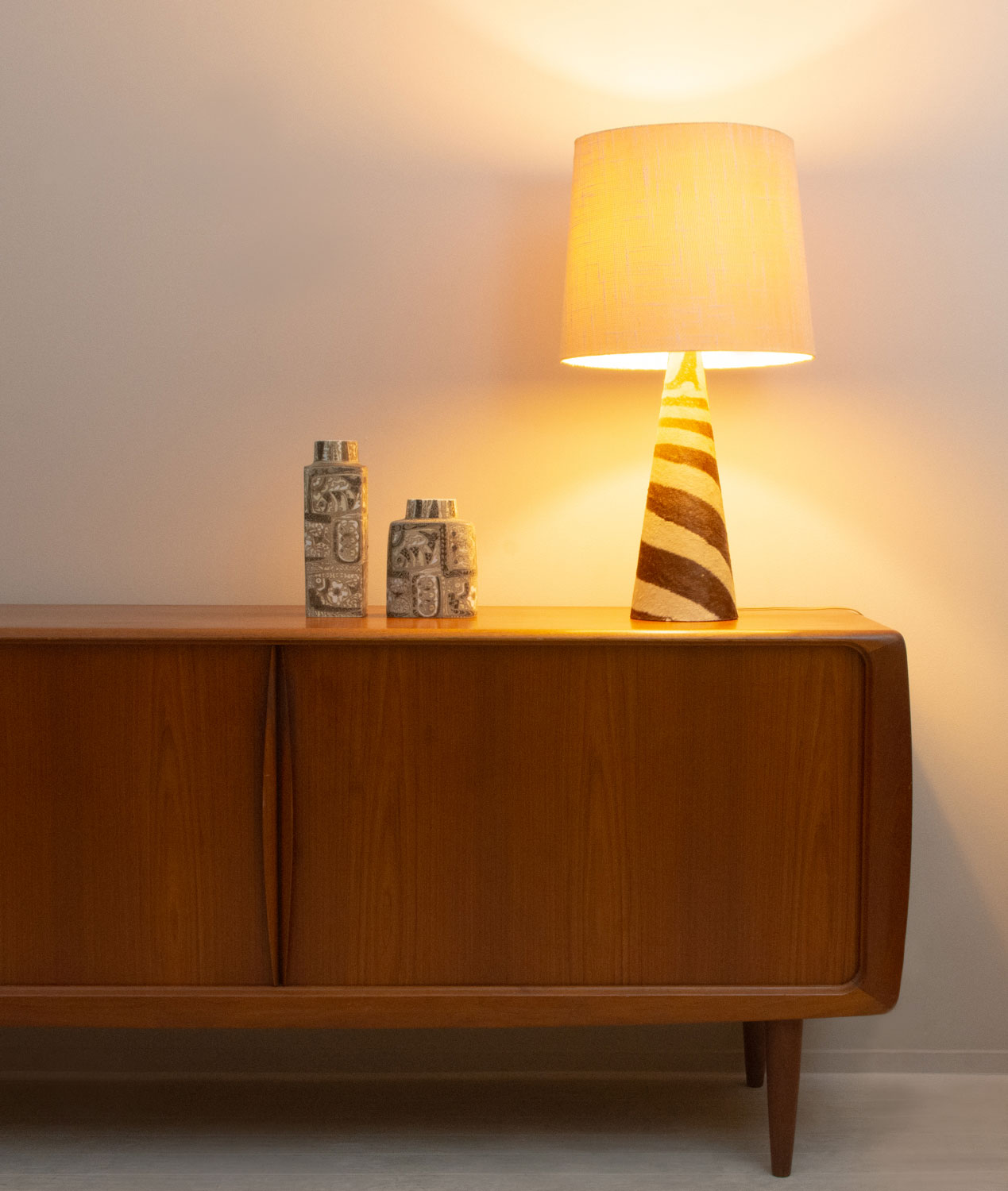 1930ǯ�� �ǥ�ޡ����� ���֥�ե��֥�å� �ơ��֥���ס�Vintage Table Lamp with Zebra Shade from Denmark���̲�������ơ����������Ÿ��б��ѡ�