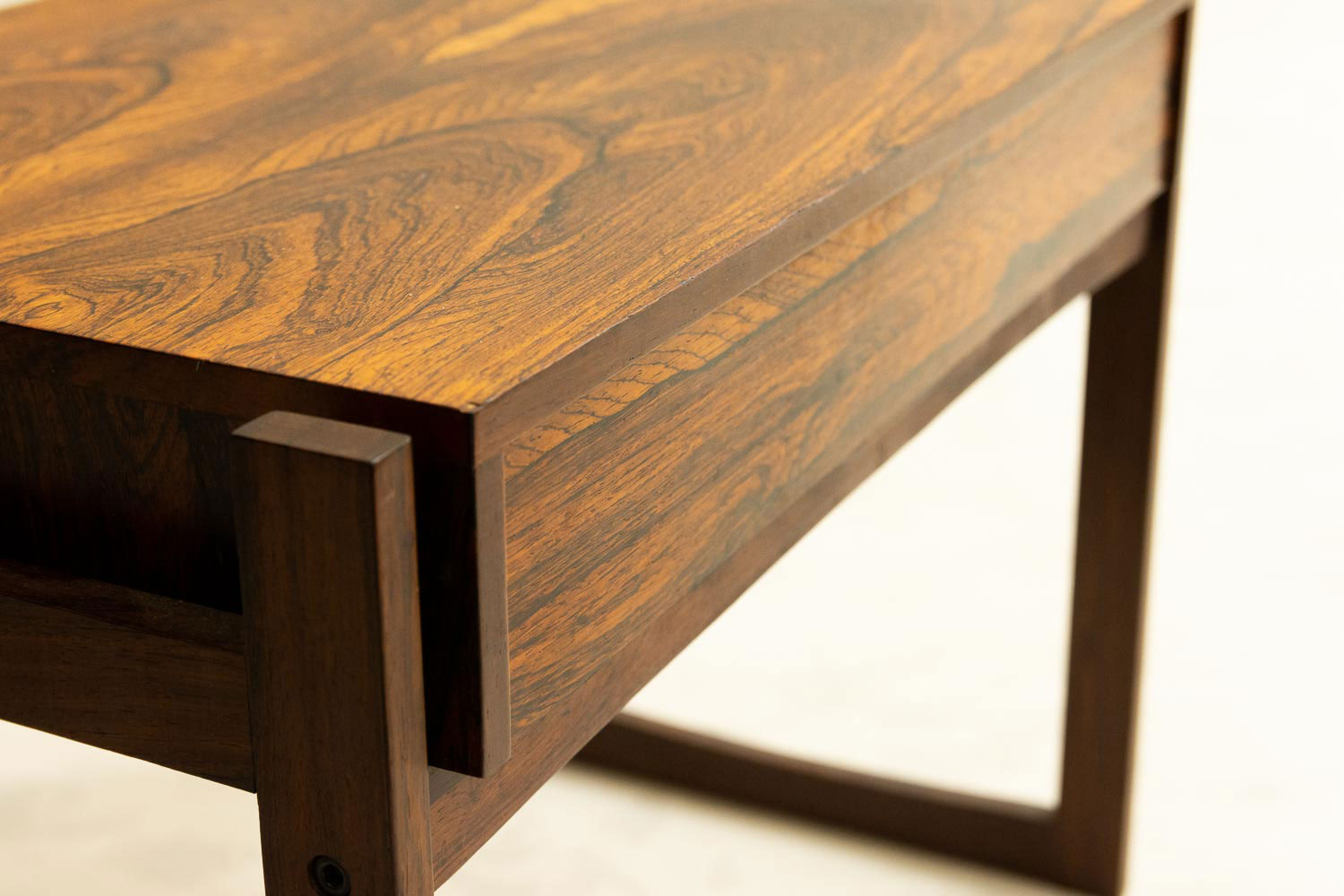 ローズウッド テーブル サイドテーブル 机  北欧 ノルウェー ヴィンテージ ローズウッド テーブル サイドテーブル 机 北欧 ノルウェー