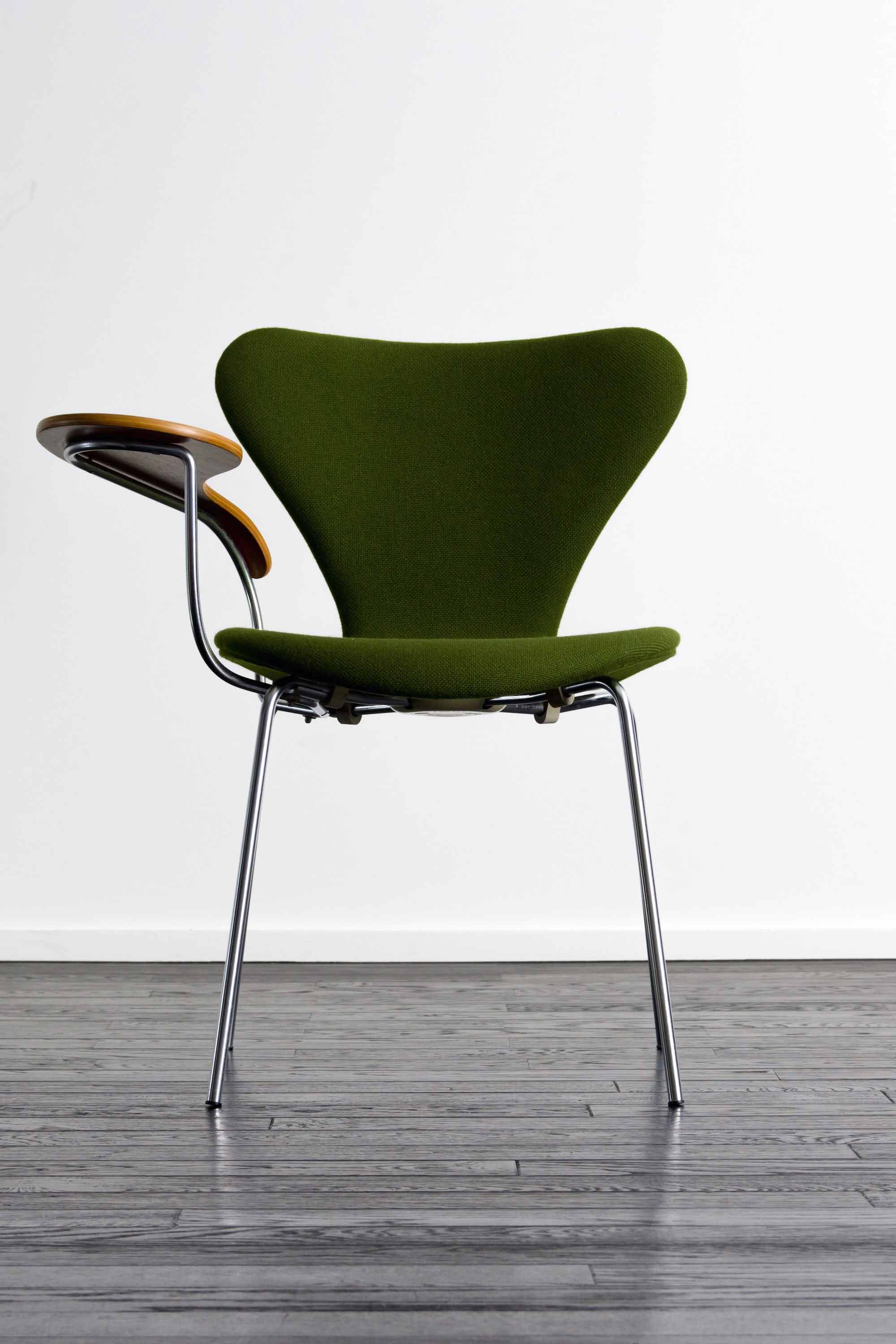 FH3107 Seven chair by Arne Jacobsen with side table