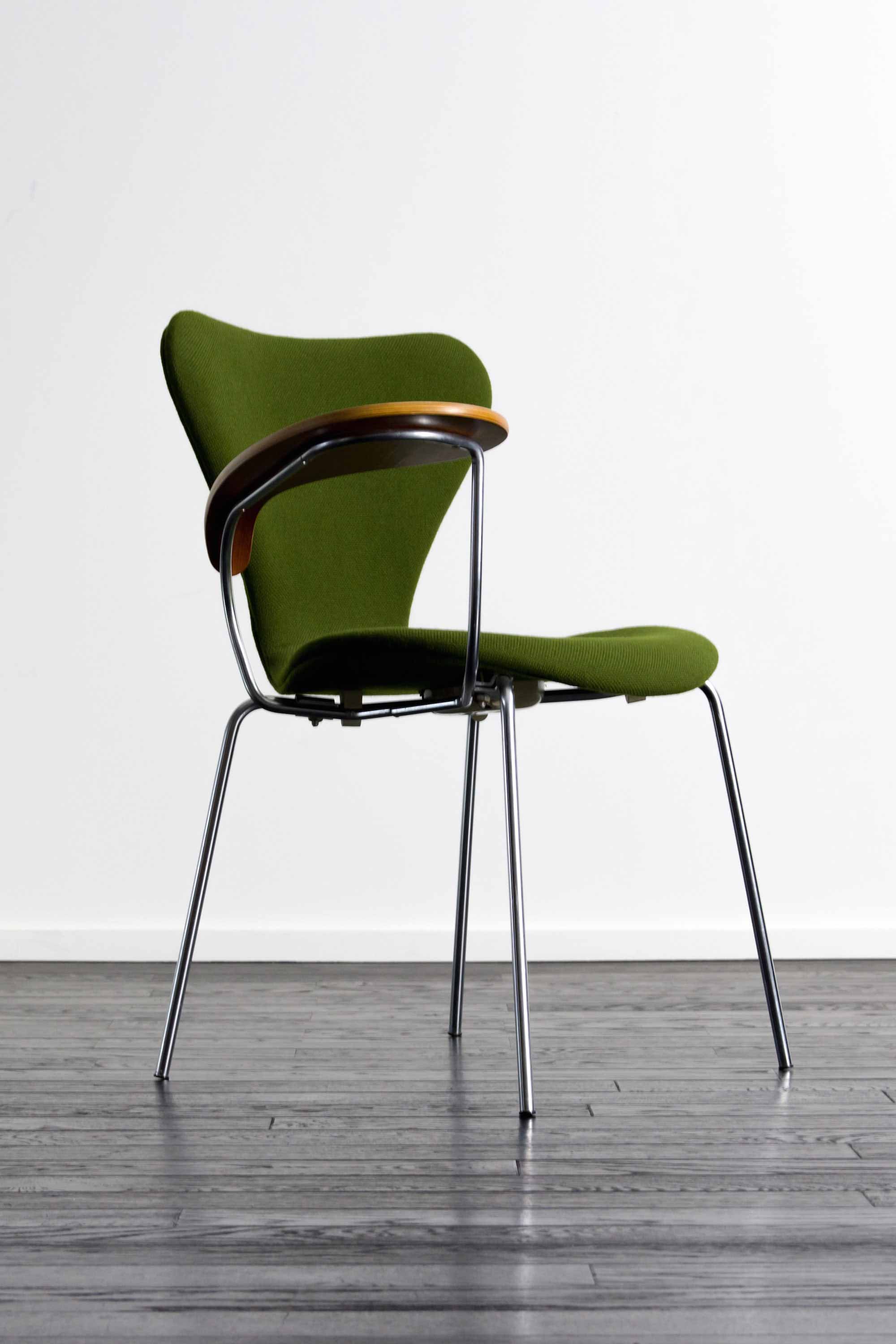 FH3107 Seven chair by Arne Jacobsen with side table