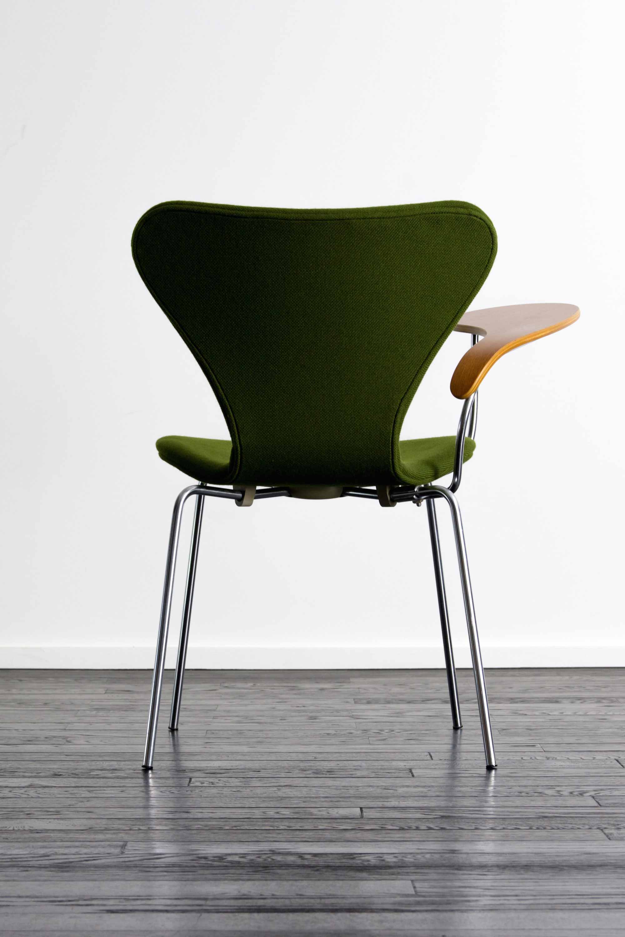 FH3107 Seven chair by Arne Jacobsen with side table