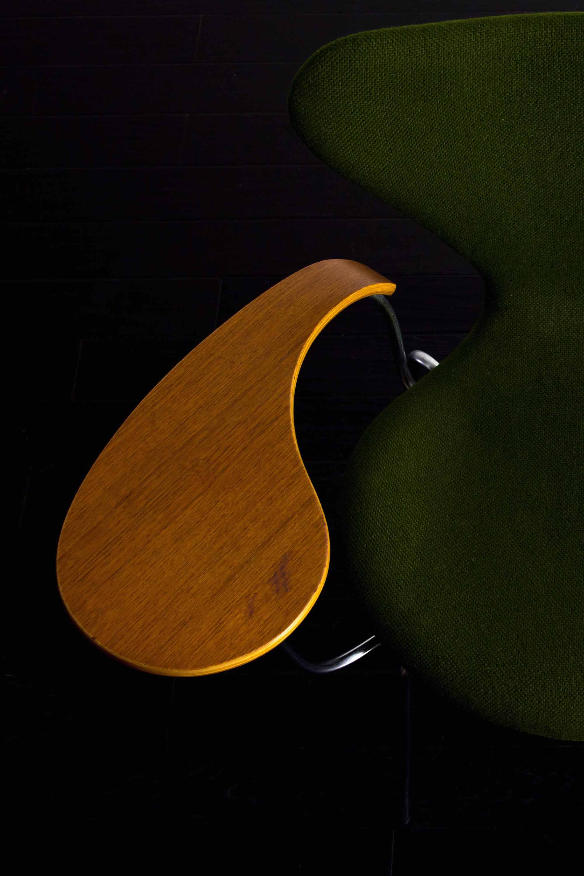 FH3107 Seven chair by Arne Jacobsen with side table