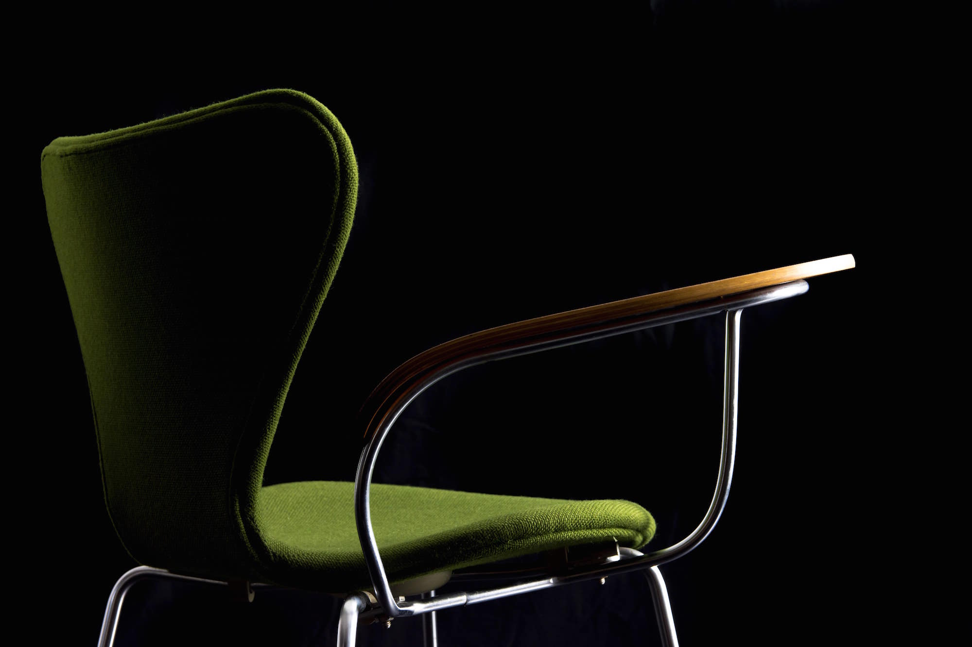 FH3107 Seven chair by Arne Jacobsen with side table