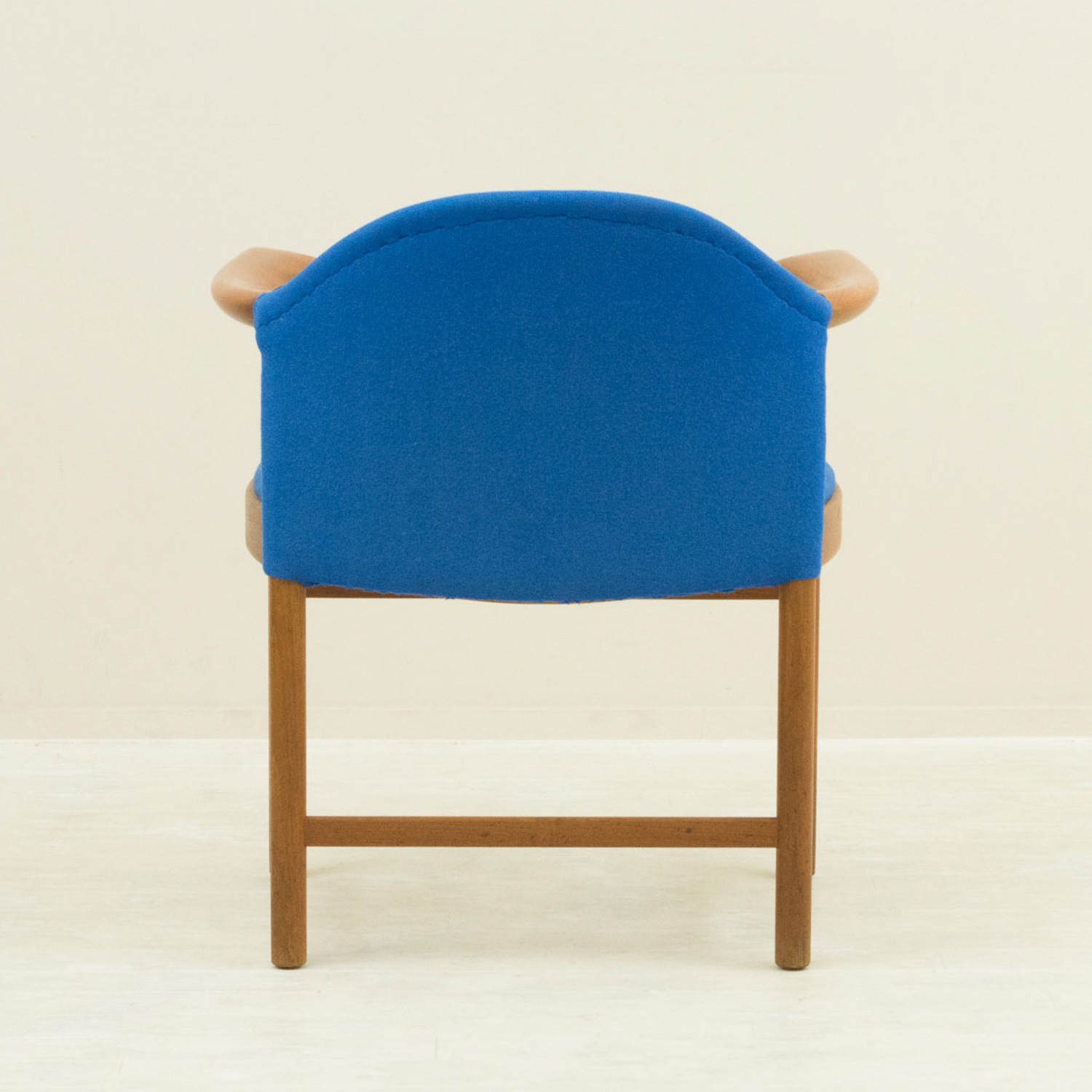 ̲ơ Arm Chair