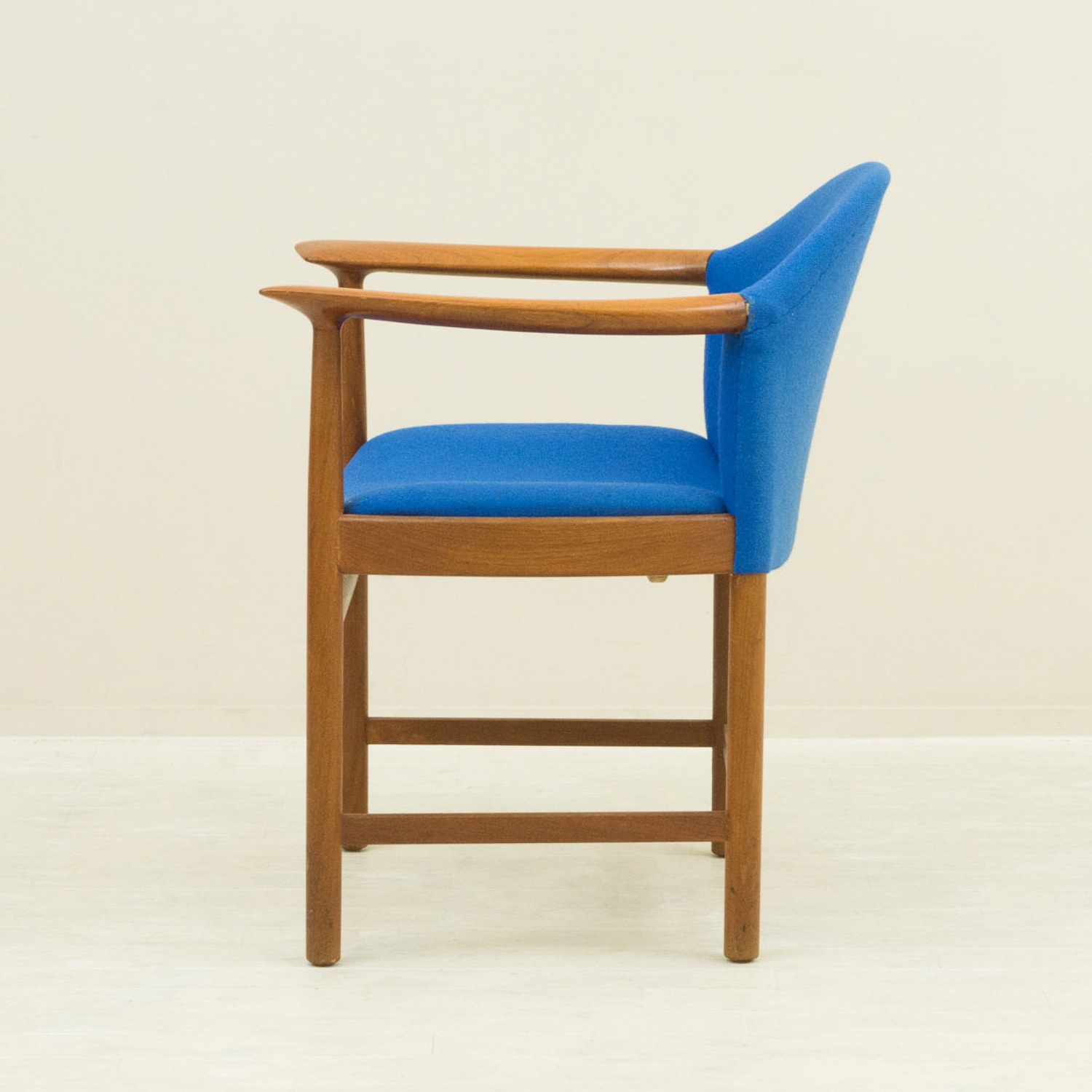 ̲ơ Arm Chair