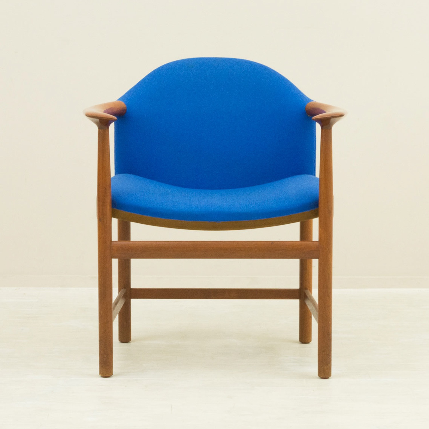 ̲ơ Arm Chair