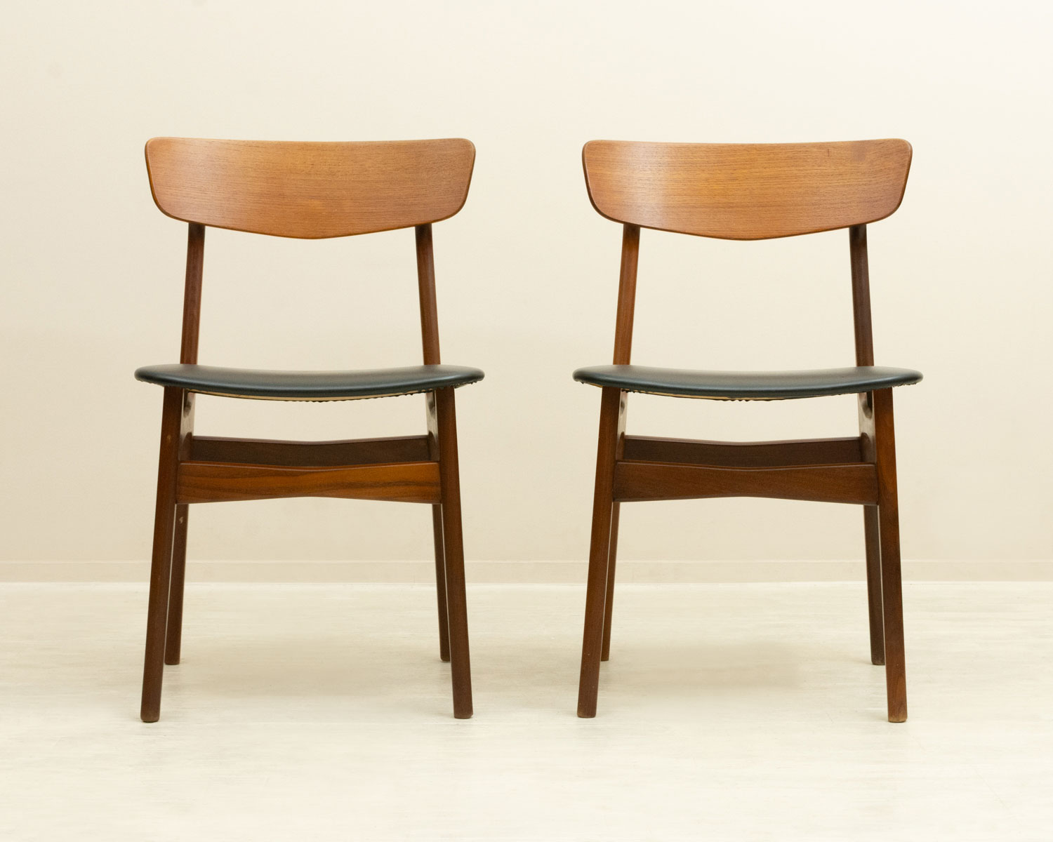 ��2�ӥ��åȡۥ����˥󥰥����� �̲�������ơ��� �������� �ʥǥ�ޡ����ˡ�Scandinavian Vintage Teak Dining Chairs