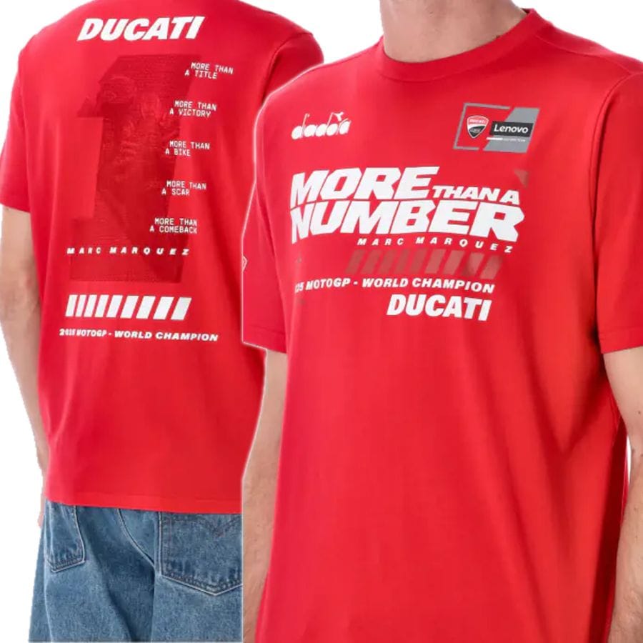 2025 ワールドチャンピオン ドゥカティ レノボ チーム マルク マルケス MM93 「MORE THAN A NUMBER」 Tシャツ レッド