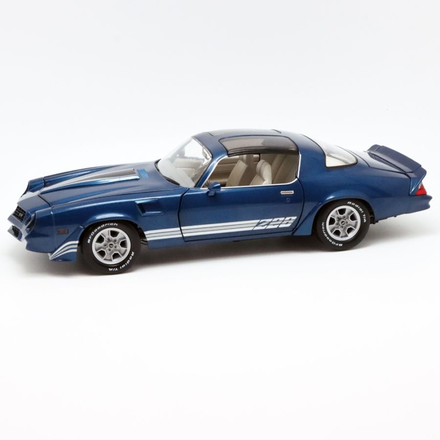 グリーンライト 1/18 シボレー カマロ Z28 T‐トップ 1980年式 ダークブルー チャコールストライプ