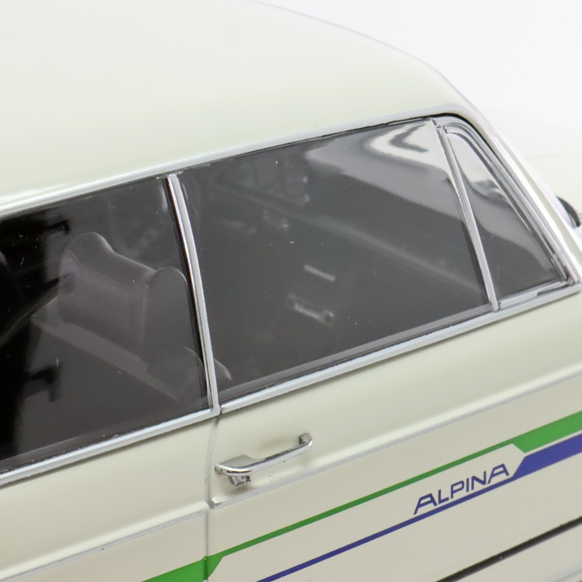 KKスケール 1/18 BMW 2002 Alpina 1974年 ホワイト | 1/18 | 公式