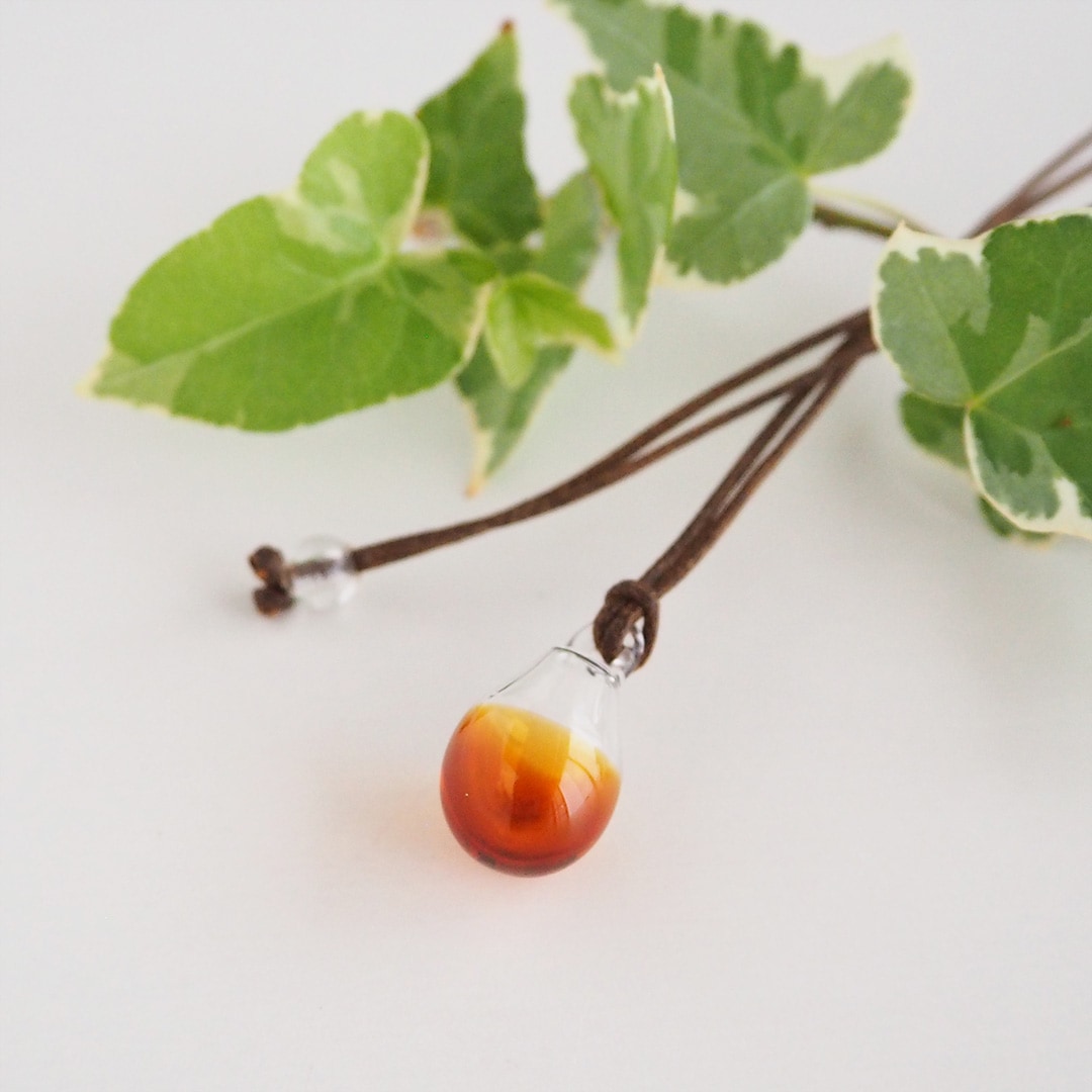 アロマペンダント ガラス/ロウ引き紐/アンバー | タビノキセキ | 糸島