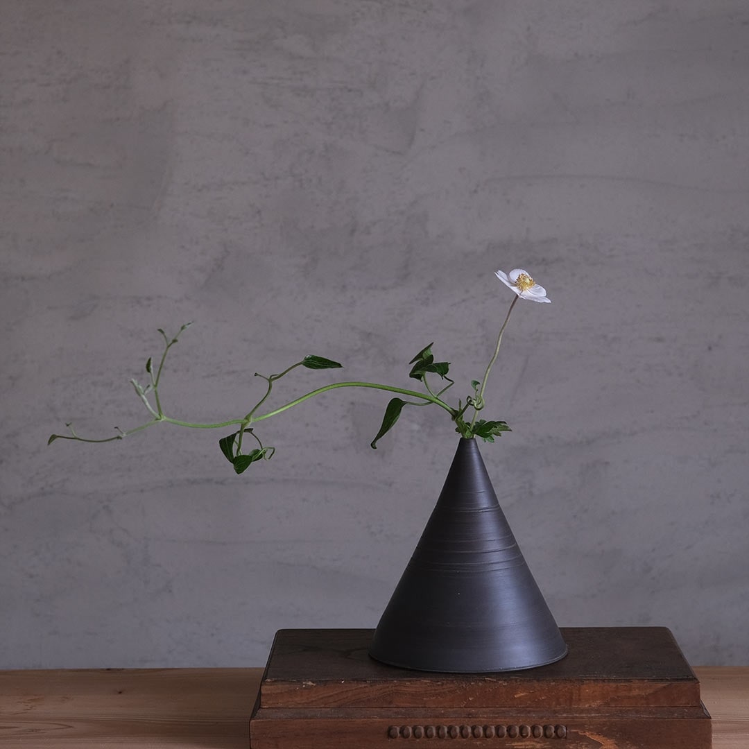 黒磁花入/円錐 | 藤原宏允 | 糸島くらし×ここのき 公式通販サイト