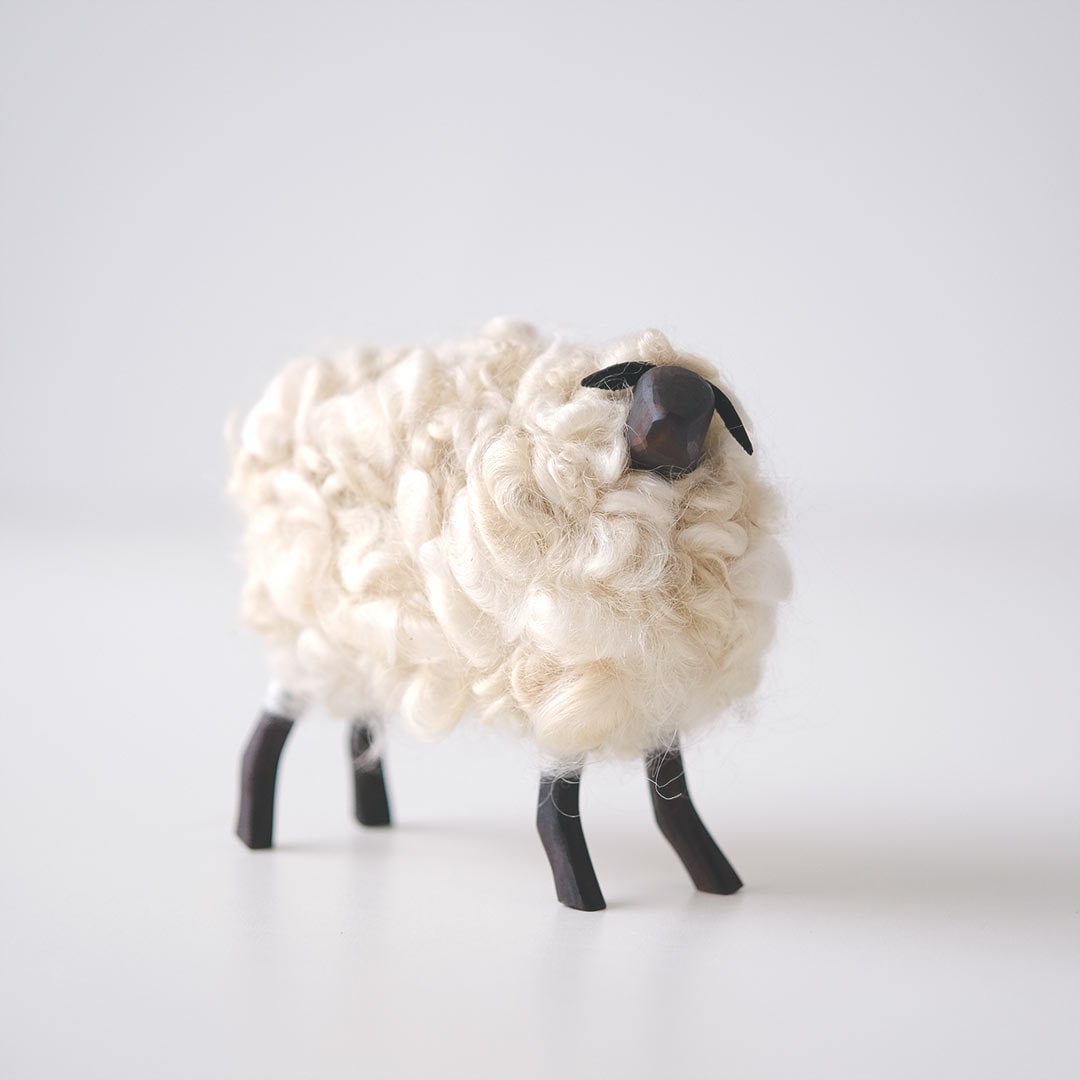 ムートンの羊の置物 000000007390_zN5gKqB.jpg